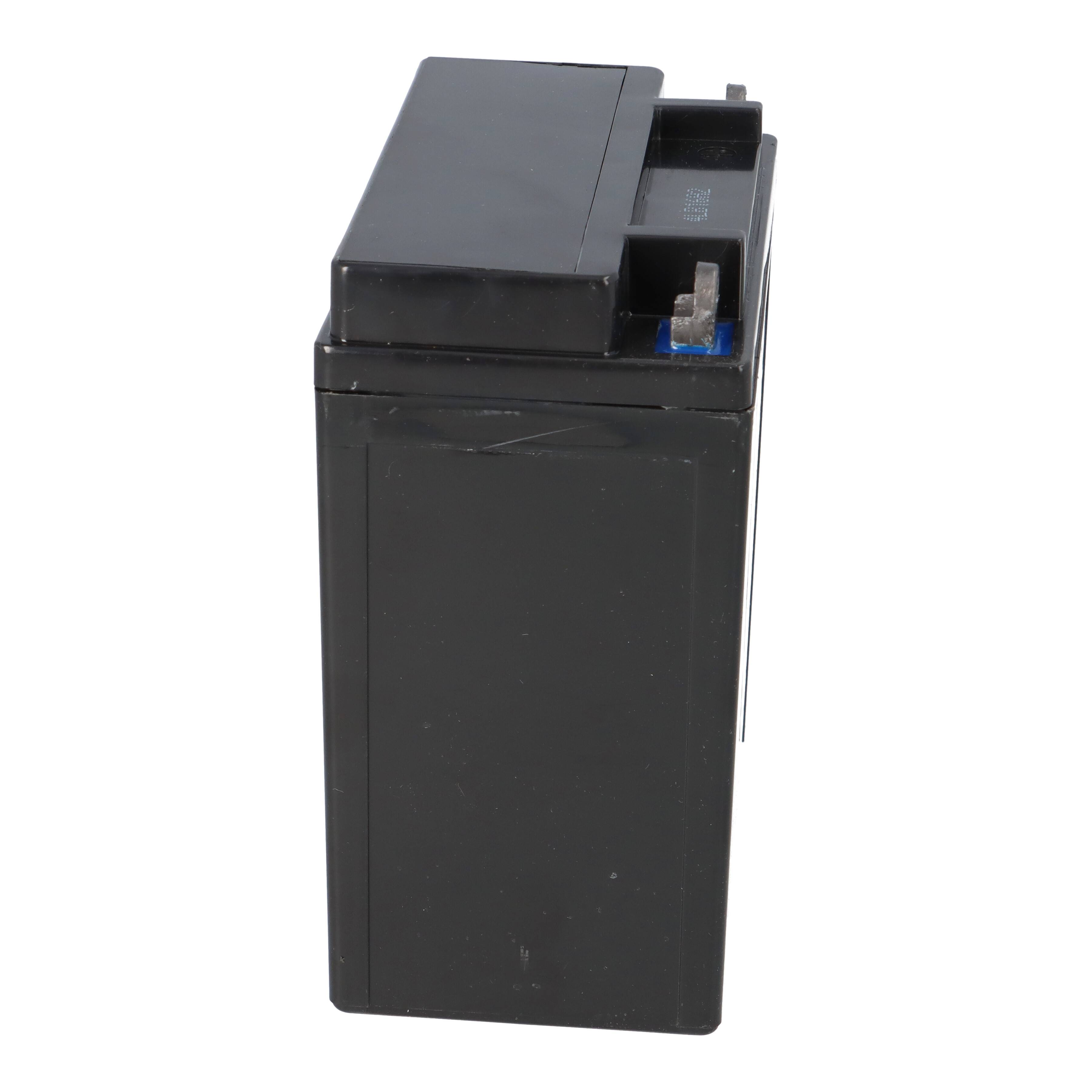 Ein schwarzes rechteckiges Batteriepack steht aufrecht gegen einen einfachen weißen Hintergrund.