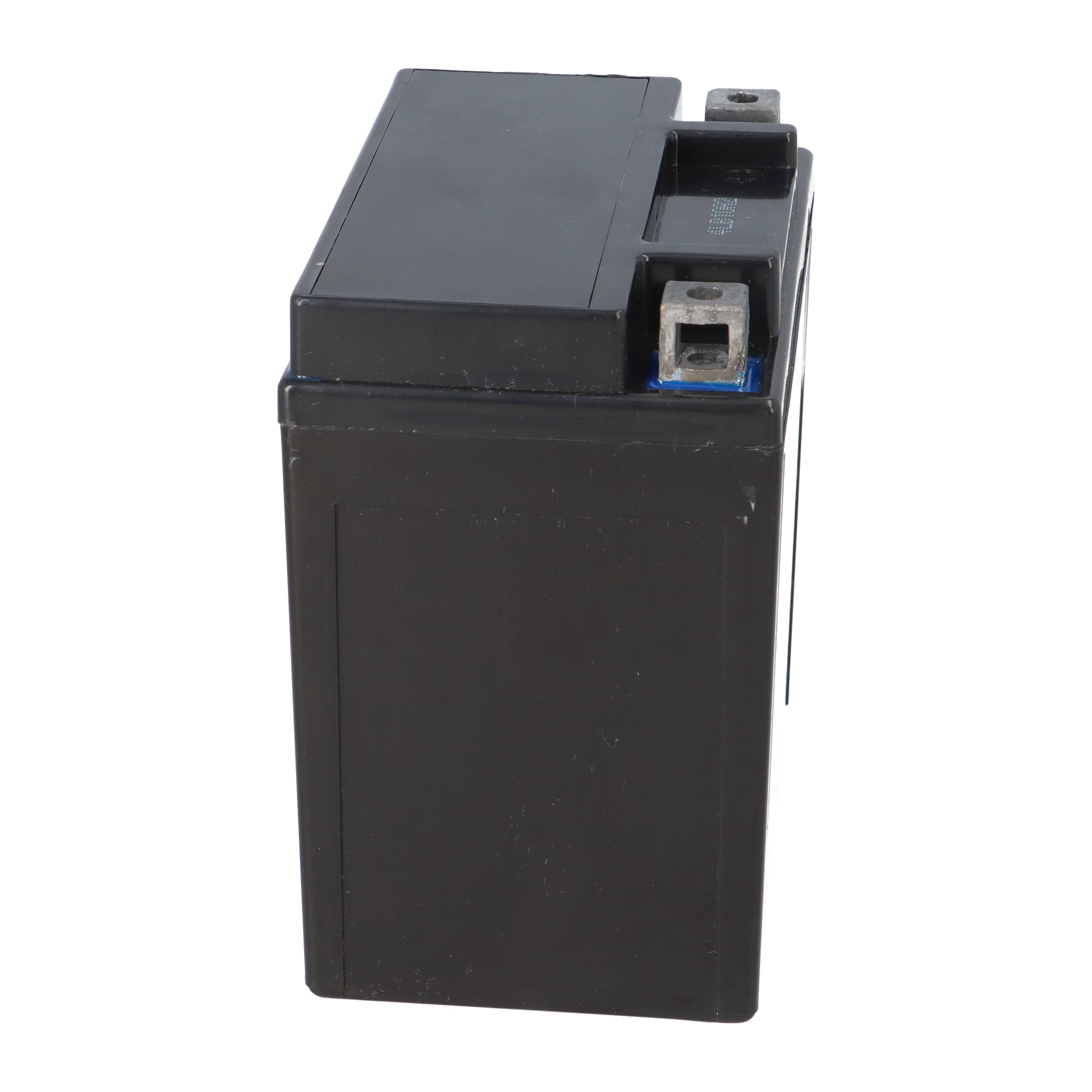 Eine schwarze rechteckige Batterie mit Metallklemmen oben, aufrecht stehend.