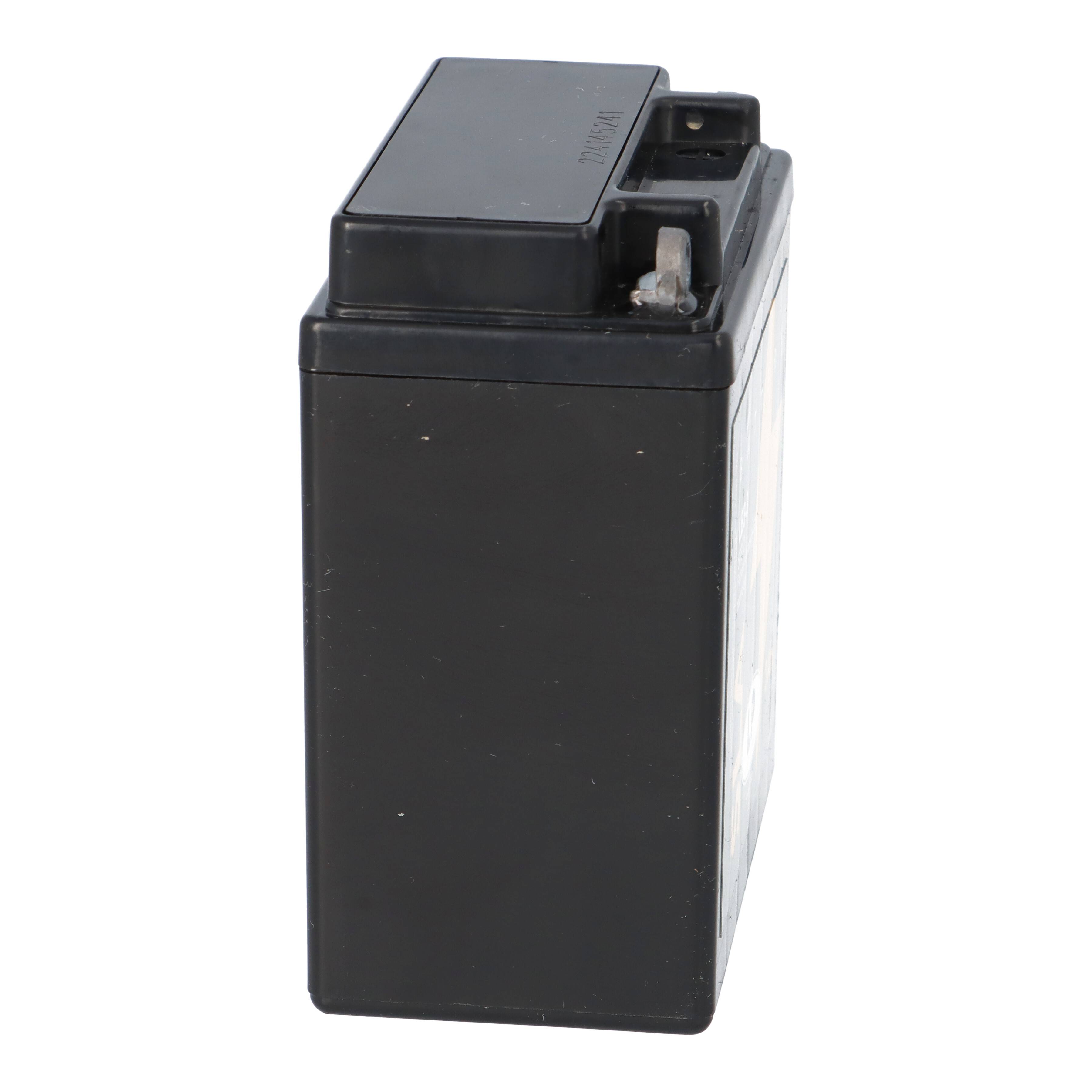 Eine schwarze rechteckige Batterie mit zwei Anschlüssen oben, von der Seite betrachtet, vor einem einfachen weißen Hintergrund.