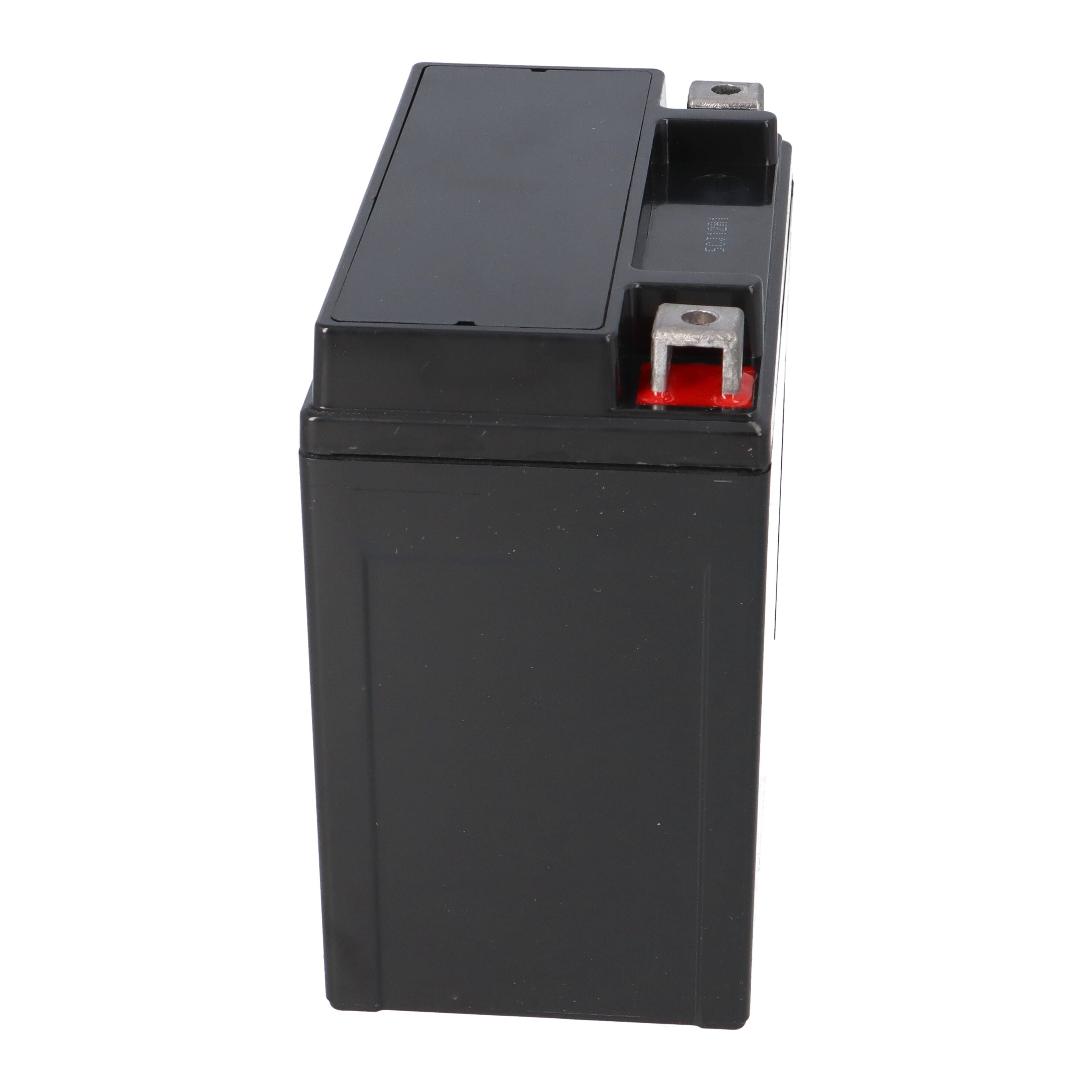 Eine schwarze rechteckige Batterie mit sichtbaren Anschlüssen oben, von der Seite gezeigt.