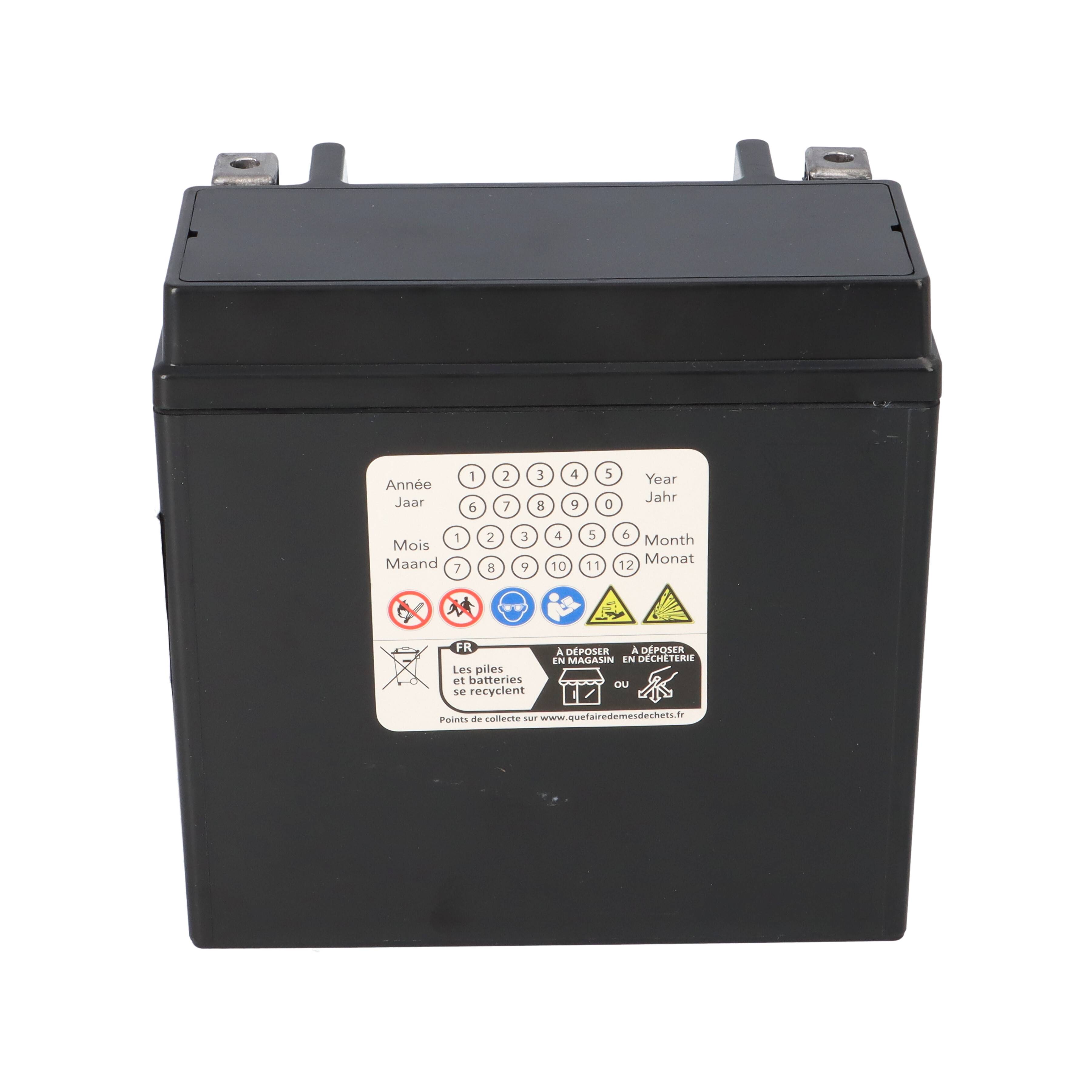 Eine schwarze Autobatterie mit beschrifteter Oberseite, die Monate und Jahre zur Datumsverfolgung anzeigt, sowie Warnsymbole für Sicherheitsinformationen.