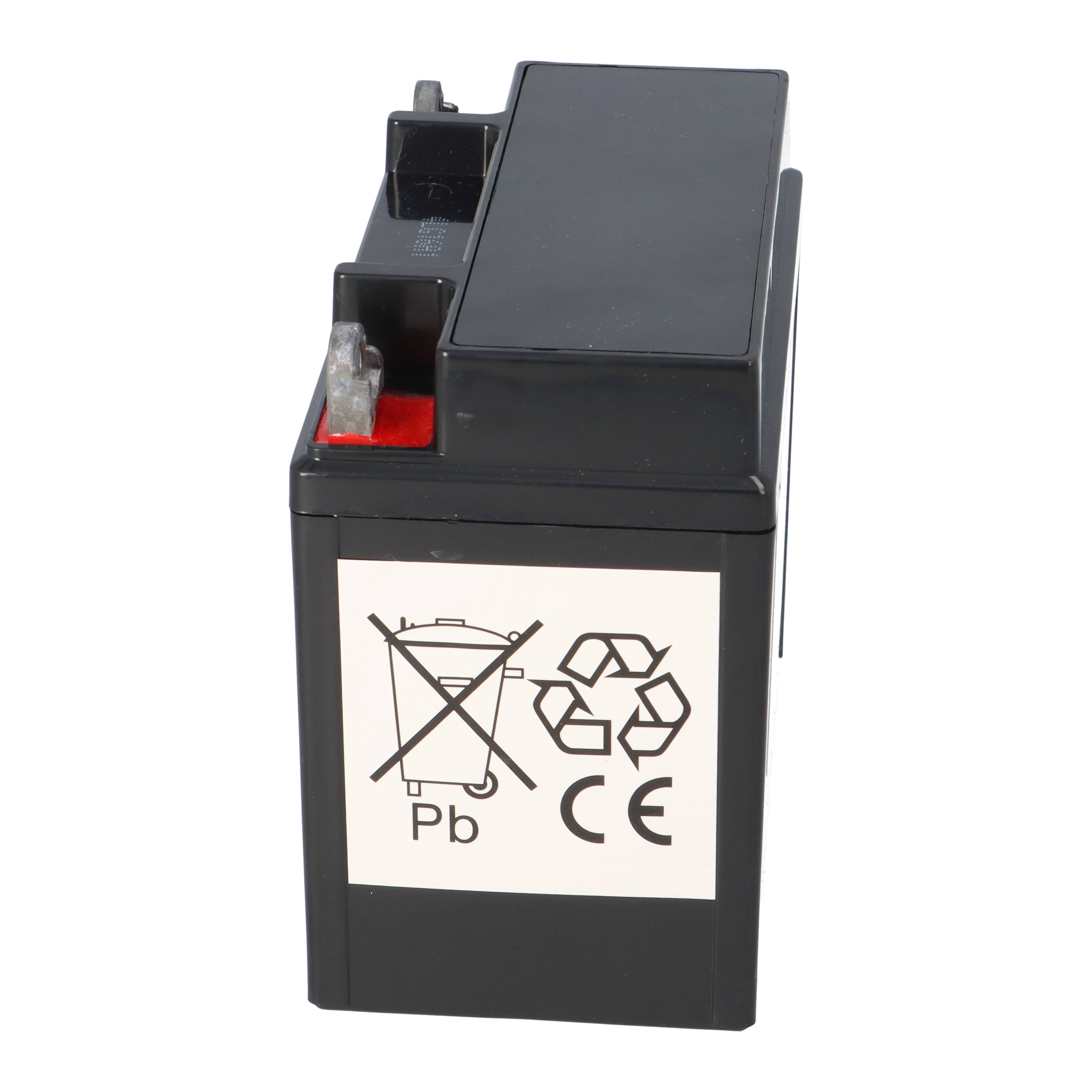 „Eine schwarze Batterie mit einem Etikett, das Entsorgungsanweisungen zeigt: durchgestrichenes Mülltonnensymbol, Blei (Pb), Recycling und CE-Kennzeichnung.