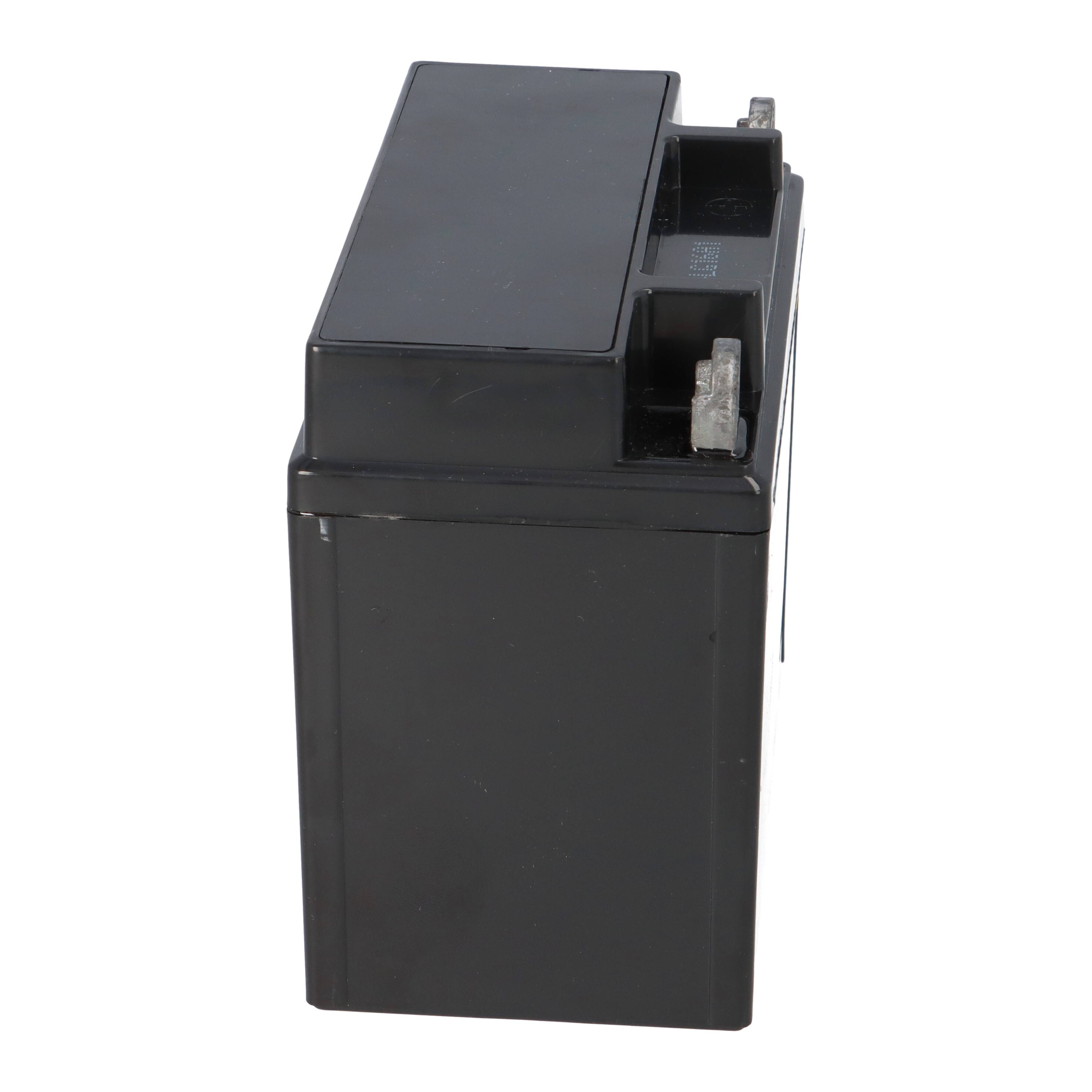 Eine schwarze rechteckige Batterie, die aufrecht auf weißem Hintergrund steht. Sie hat zwei Metallklemmen an der Oberseite.