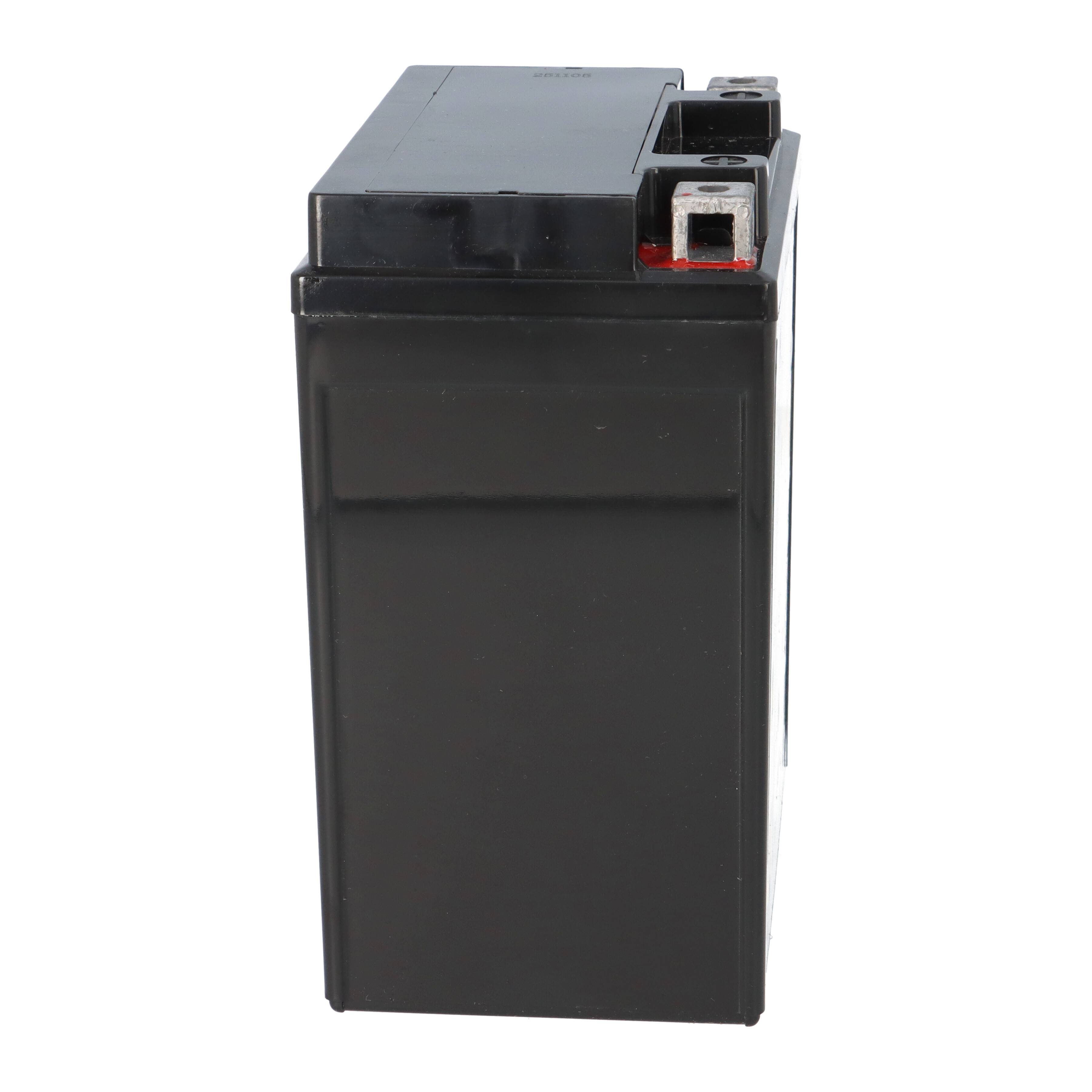 Hohe rechteckige schwarze Batterie mit einem sichtbaren Anschluss oben.