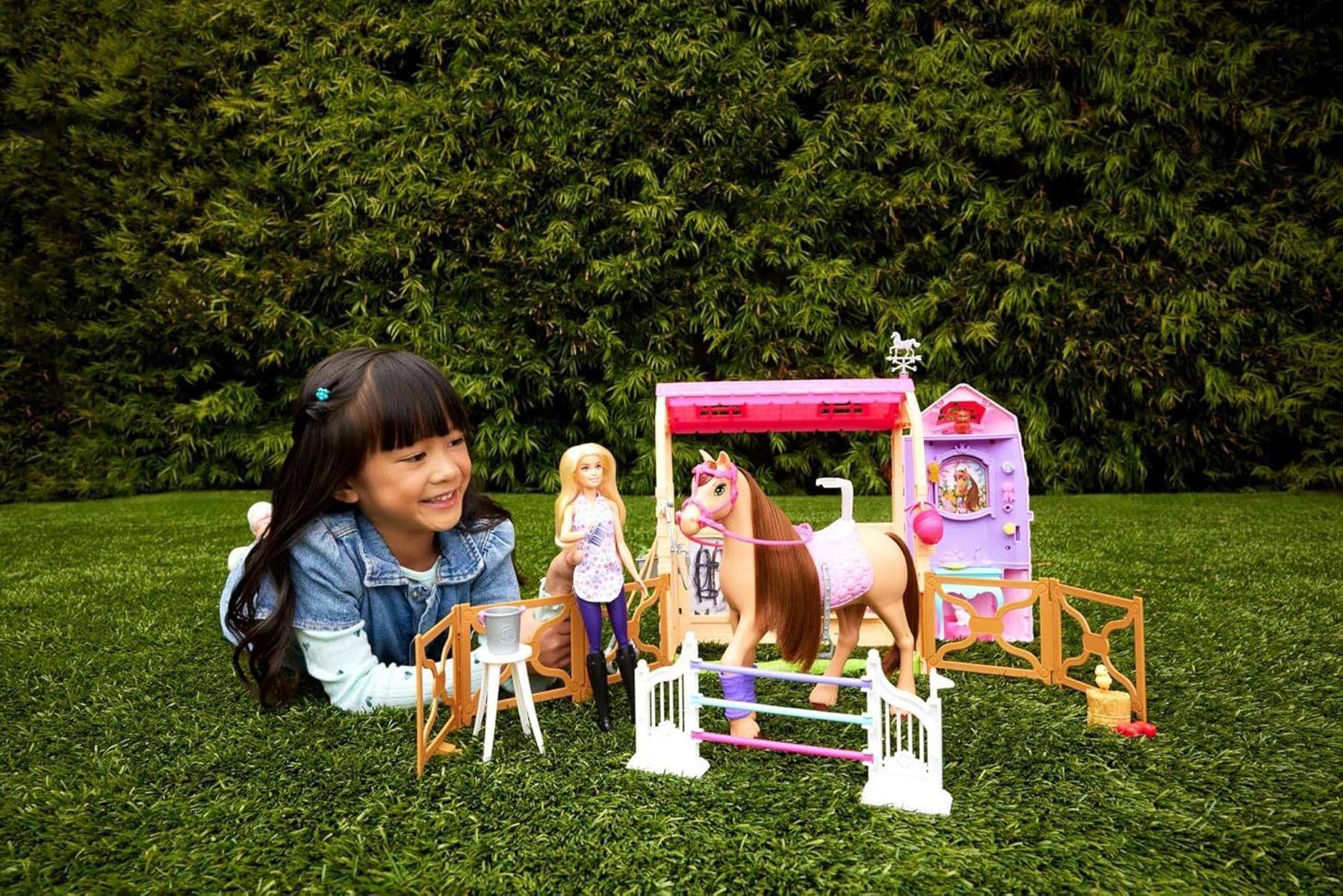 Barbie Spielzeugstall-Spielset mit Puppe Pferd Zubehör 25 Teile 3+ HXJ44