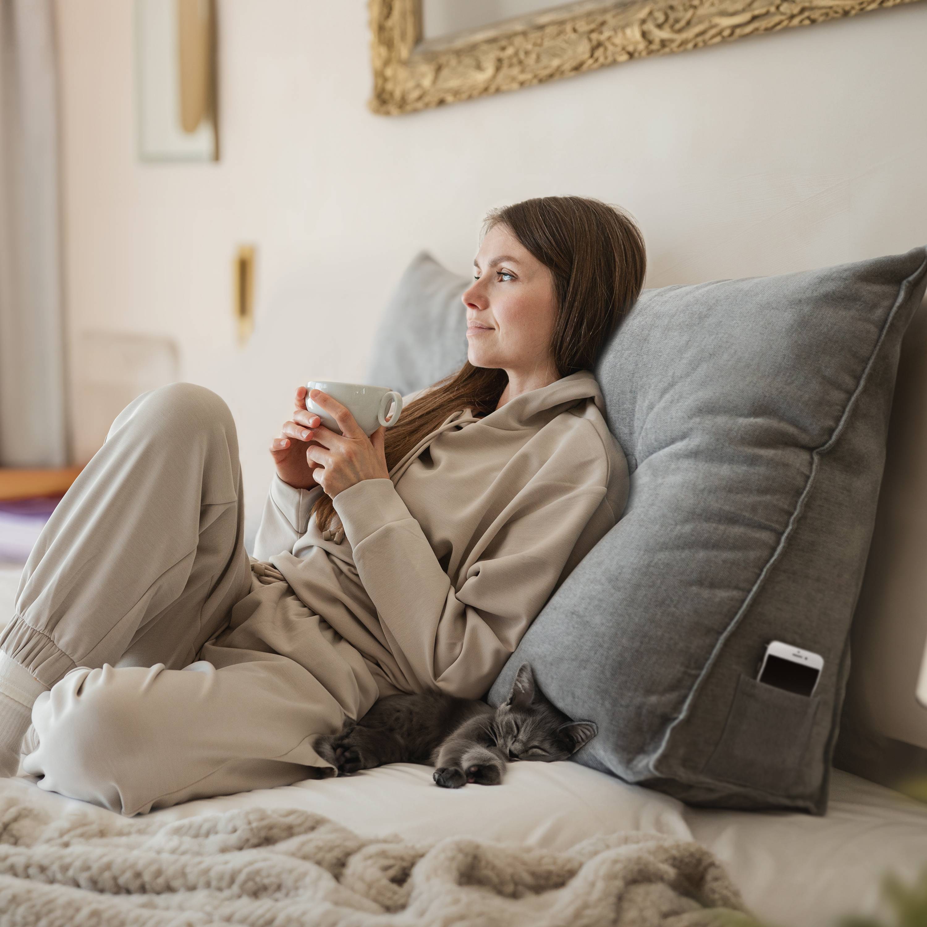 Björn&Schiller Rückenkissen grau, 70 cm - Sitzkissen für Bett und Sofa, Keilkissen, Rückenpolster für die Wand, Lesekissen mit waschbarem Bezug