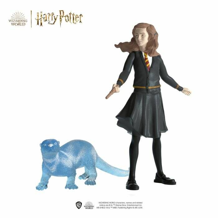 Harry-Potter-Figur in schwarzer Schuluniform, die einen Zauberstab hält, neben einer kleinen blauen Kreatur auf weißem Hintergrund mit Wizarding World und Harry-Potter-Logos.