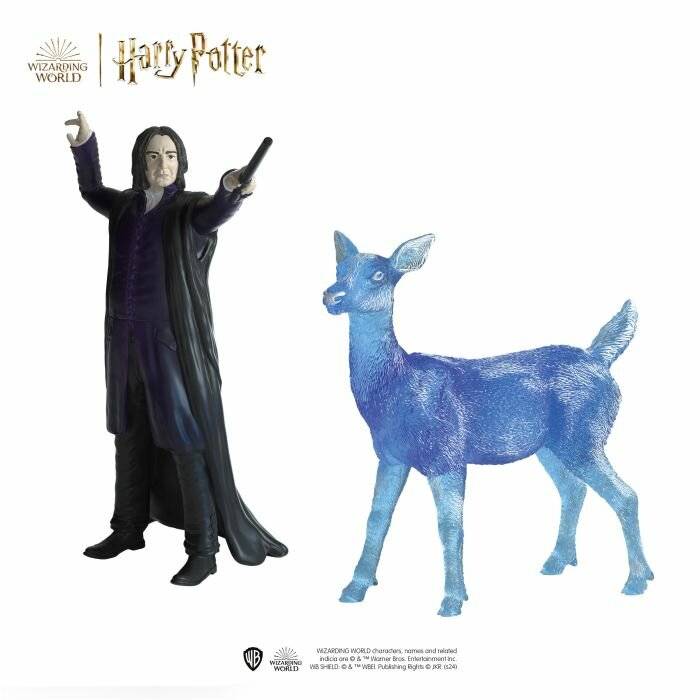 Harry Potter Zaubererwelt Bild zeigt eine Severus Snape Figur neben einer blauen Hirschkuh Patronus Figur auf weißem Hintergrund.