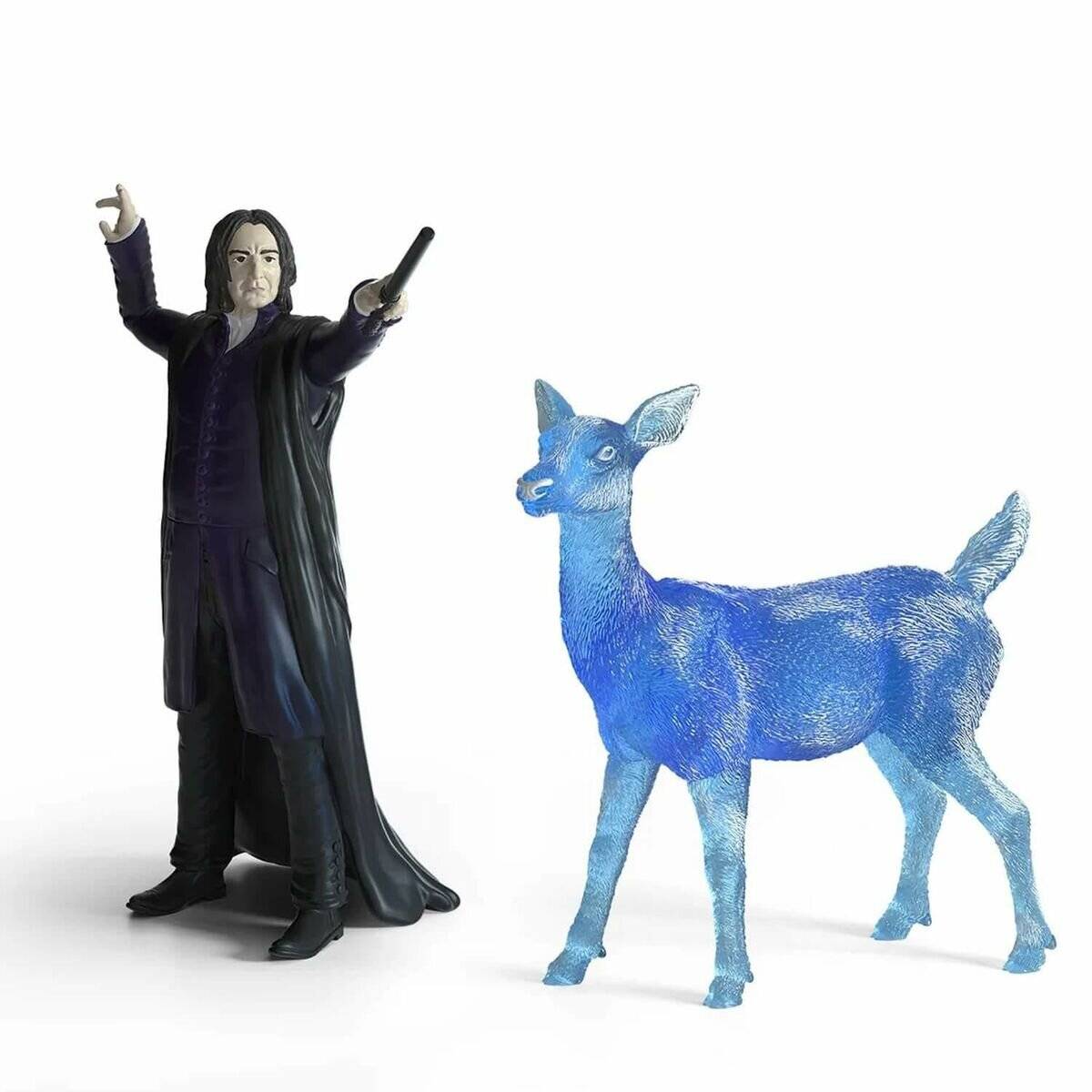 Ein in dunkle Roben gekleideter Zauberer als Actionfigur deutet mit einem Zauberstab auf eine blaue Hirsch-Figur auf einfachem weißem Hintergrund.