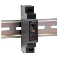 DIN-Schienenmontierter Schutzschalter mit schwarzem Etikett auf einer Metallschiene.