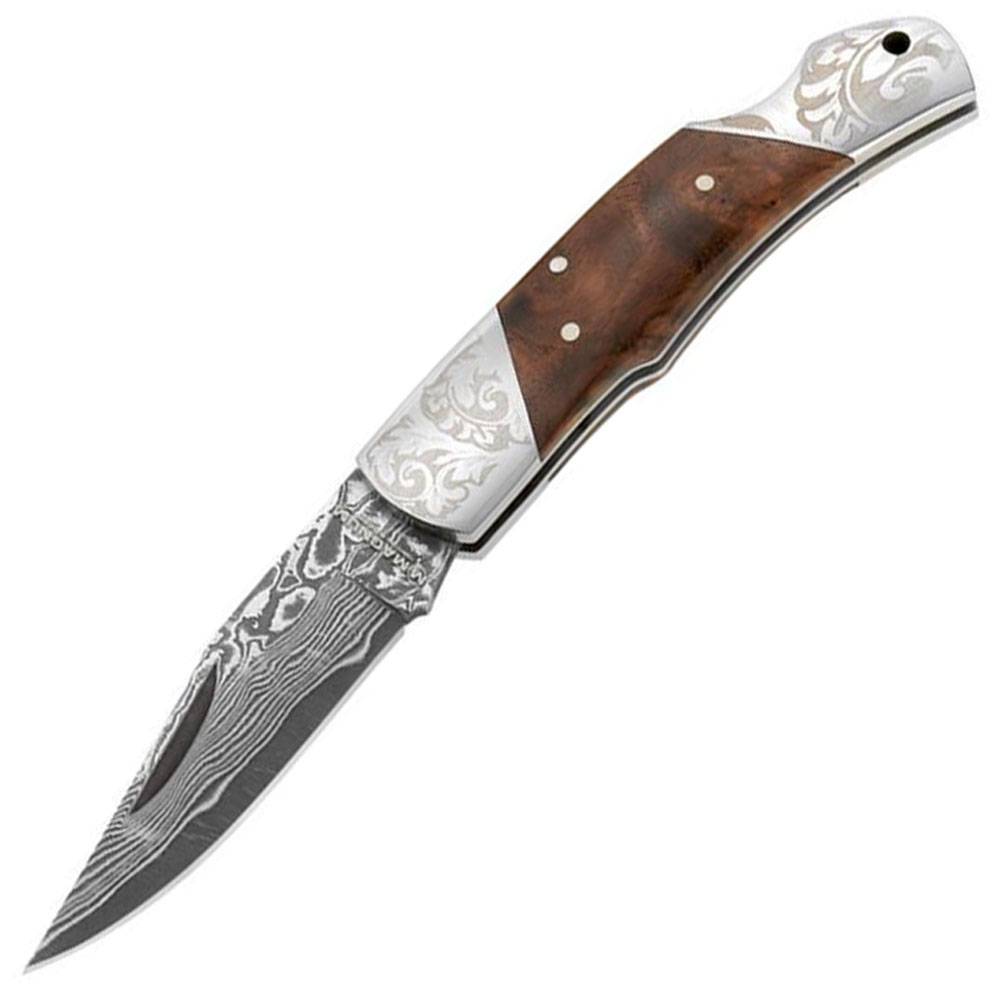Dekoratives Taschenmesser mit Klappmechanismus, gravierten Metallschalen, braunem Holzgriff und gemusterter Klinge auf weißem Hintergrund.