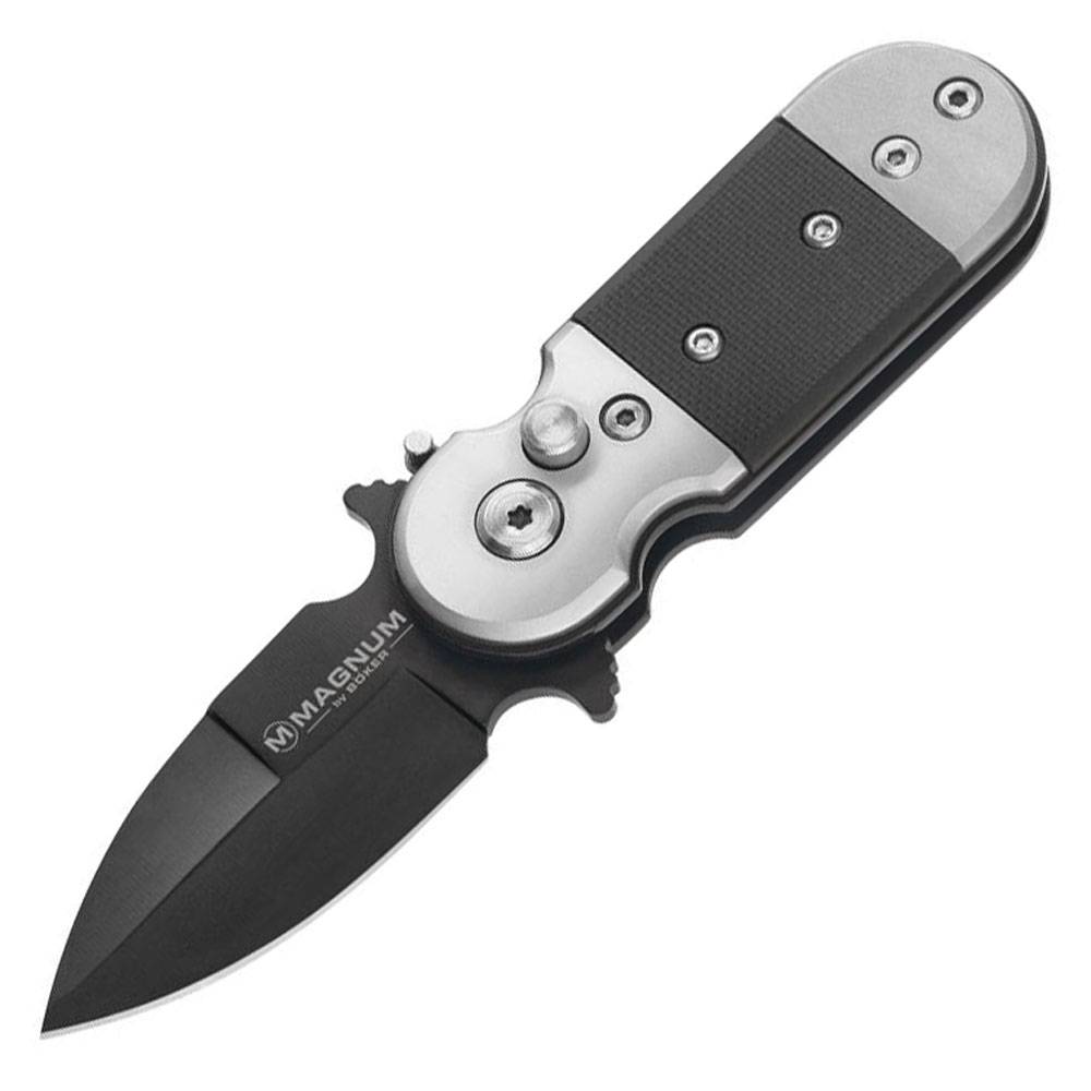 Schwarzes Klappmesser mit silbernem Griff und teilweise geöffneter Klinge auf weißem Hintergrund.