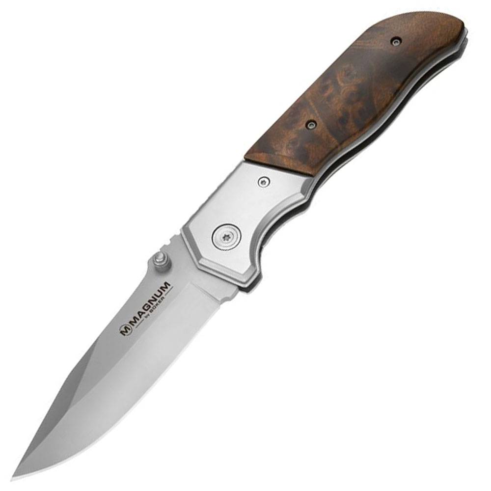 Ein Taschenmesser zum Aufklappen mit einer Klinge aus Edelstahl und einem Griff mit Holzmaserung in Braun auf weißem Hintergrund.