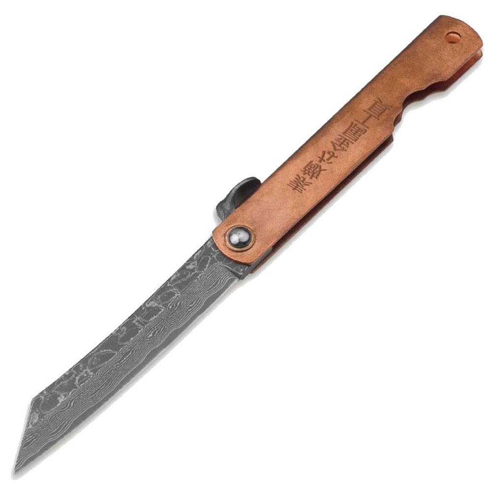 Ein Klappmesser mit gemusterter Klinge und beigefarbenem Griff, eingraviert mit chinesischen Schriftzeichen, gezeigt auf weißem Hintergrund.