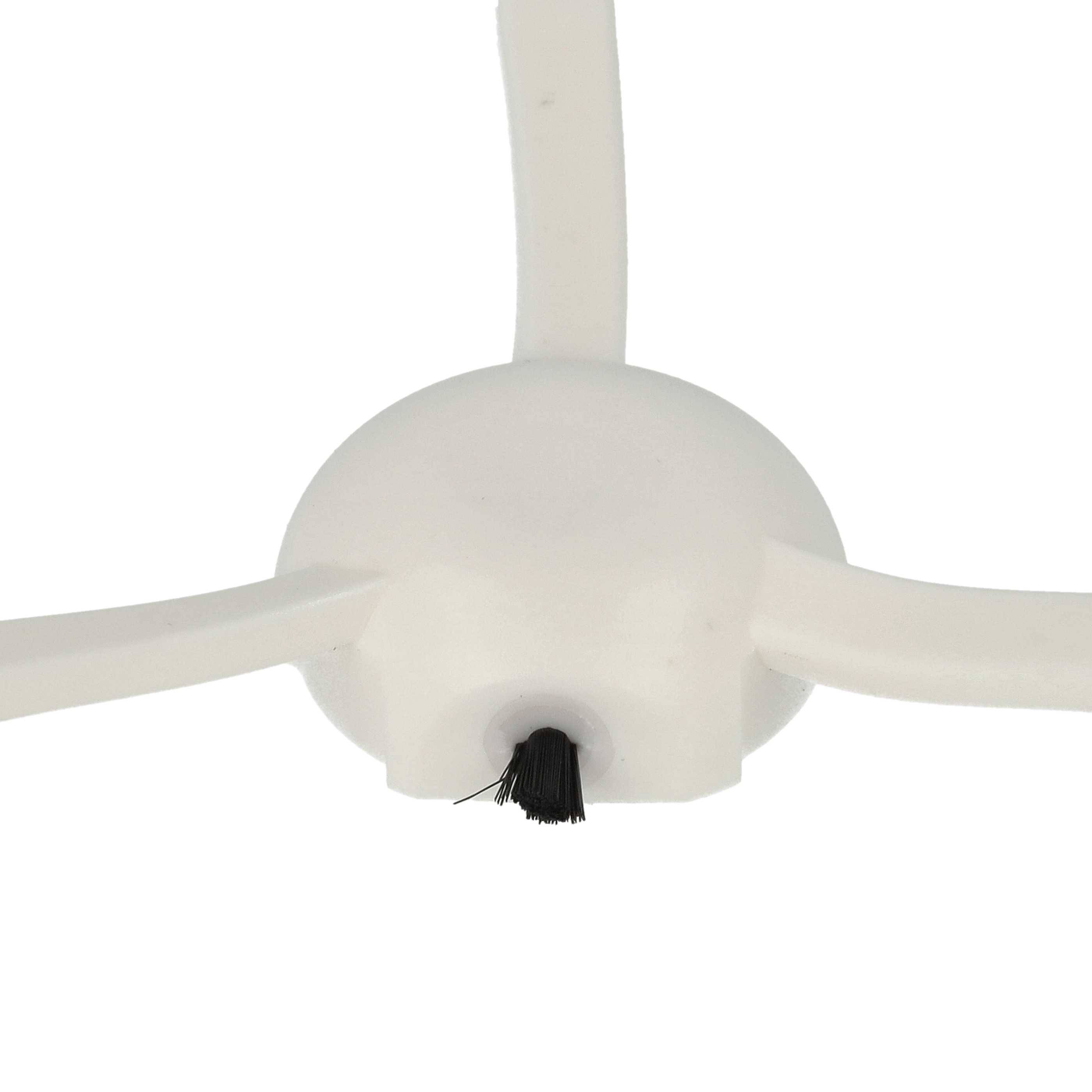 Nahaufnahme eines weißen Deckenventilators mit drei Blättern von unten vor weißem Hintergrund fotografiert.