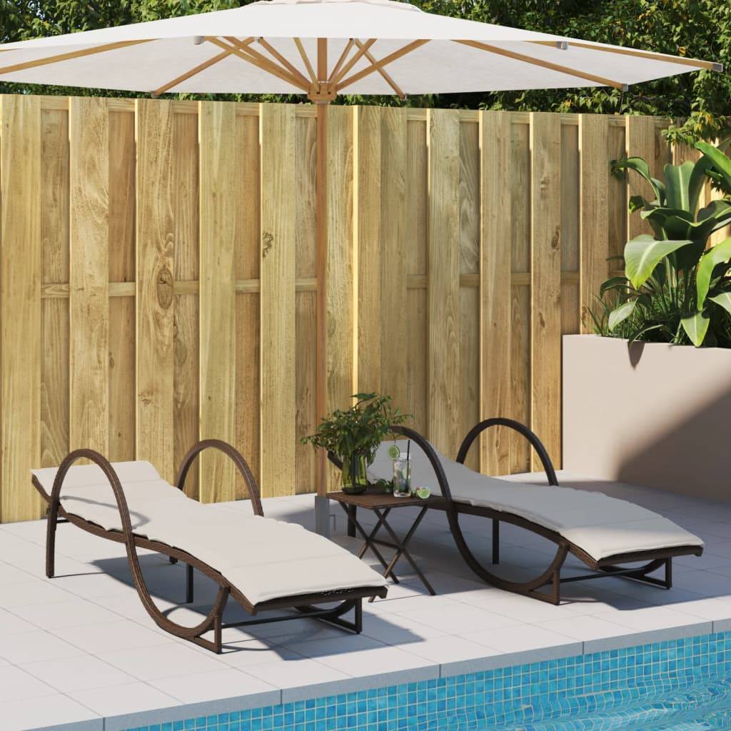 vidaXL Sonnenliegen 2 Stk. mit Tisch Braun Poly Rattan