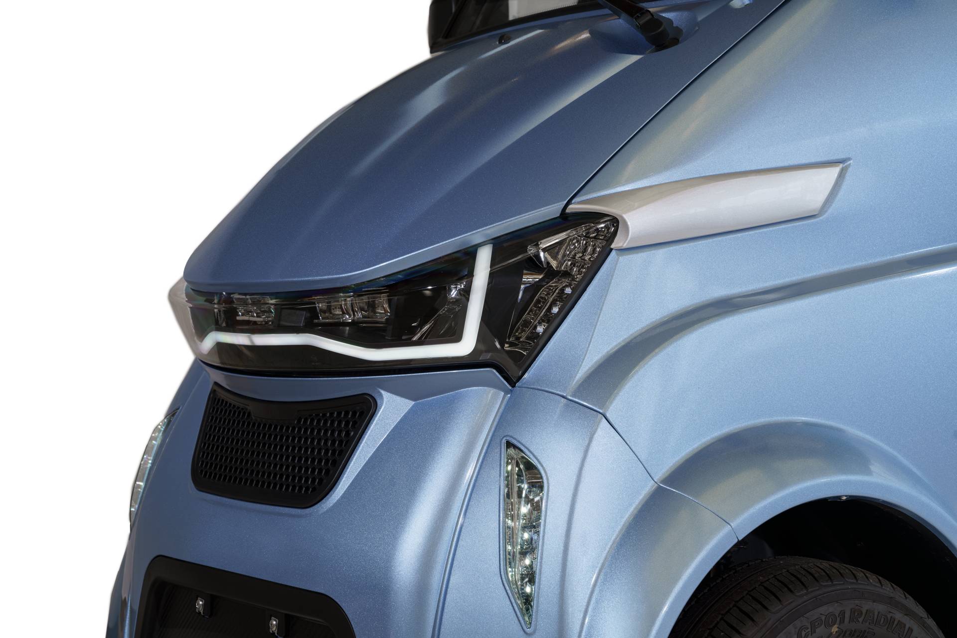 Stormborn L8 3kW / 105Ah ohne Klimaanlage hellblau