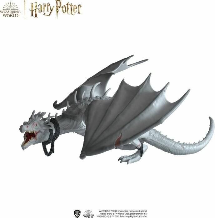 Weiße Drachenfigur aus Harry Potter auf einfachem Hintergrund, mit Logos der Wizarding World und Harry Potter.