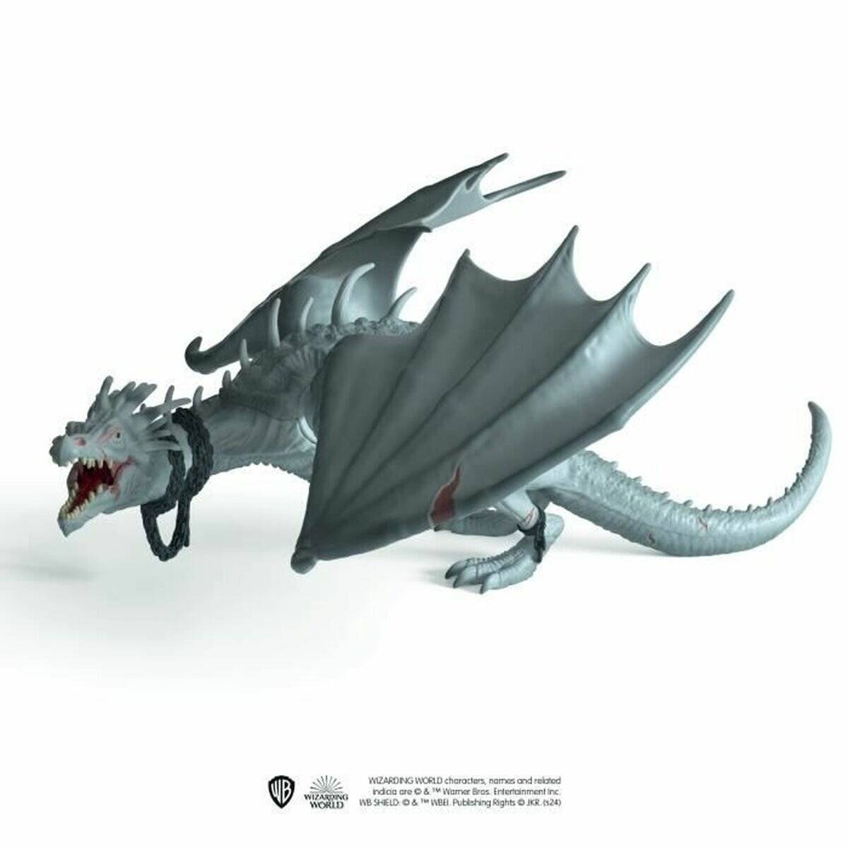 Ein weißer Drache mit ausgebreiteten Flügeln, offenem Maul und langem Schwanz wird vor einem einfachen weißen Hintergrund gezeigt, wie ein Fantasy-Charakterbild.