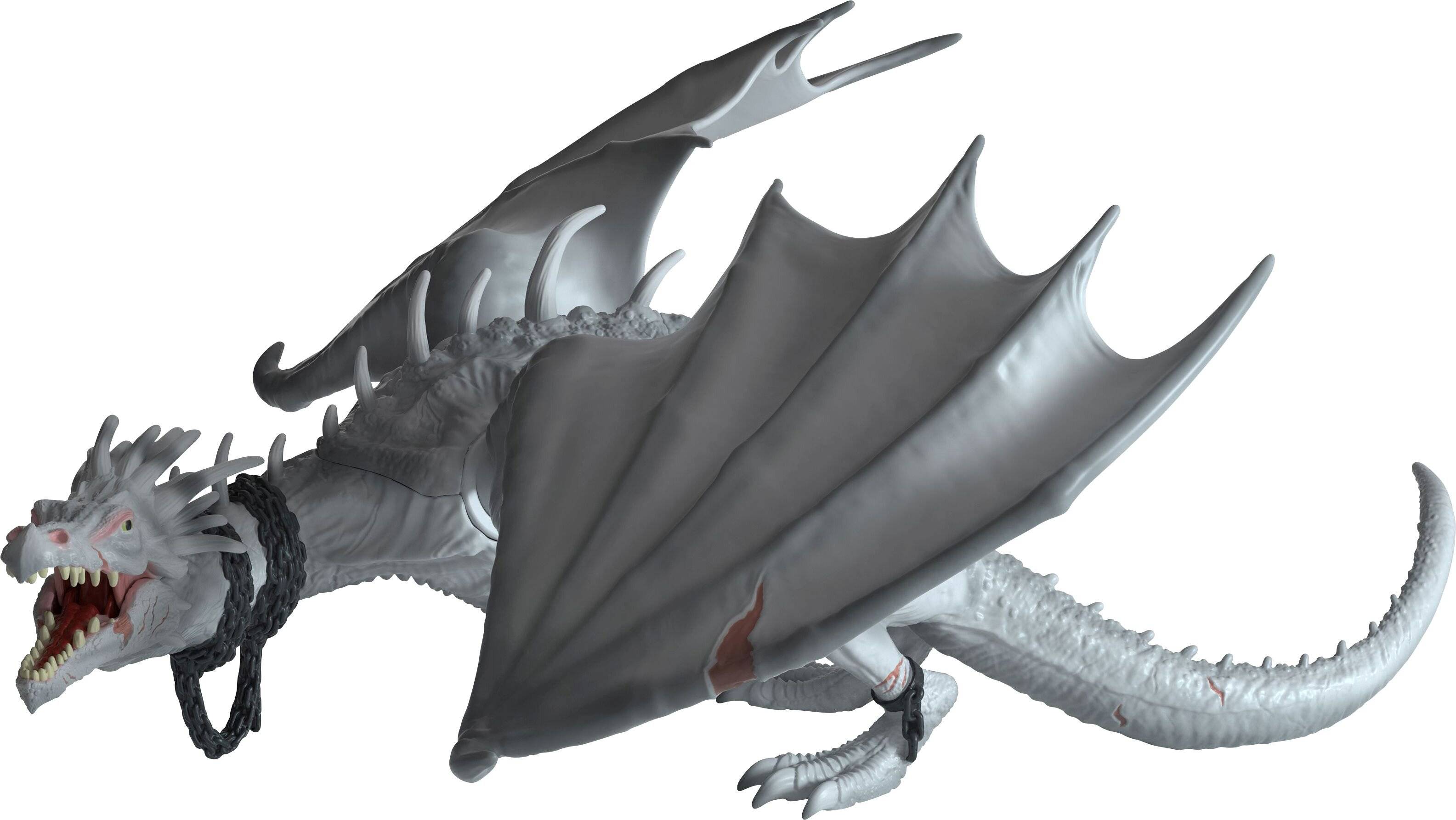 Ein silbergrauer Drache mit großen fledermausähnlichen Flügeln, aufgerissenem Maul und gekringeltem Schwanz wird fliegend vor einem weißen Hintergrund dargestellt.