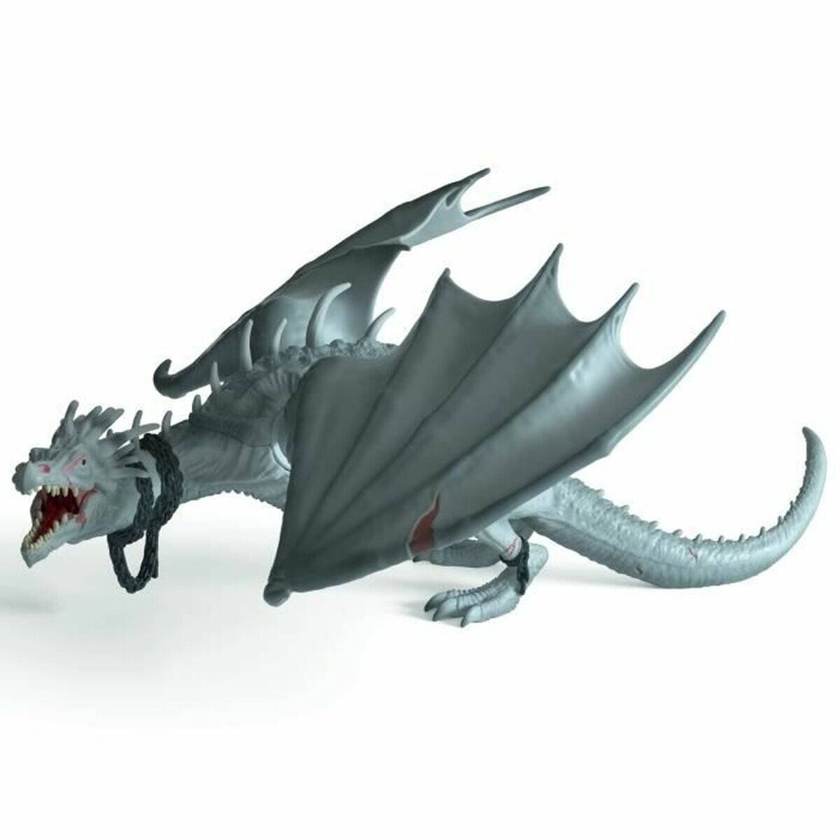 Ein weißer Drache mit ausgebreiteten Flügeln knurrt in einer Seitenansicht vor einem schlichten weißen Hintergrund.