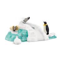 Spielzeugszene mit Polartieren auf einer Eisscholle: ein Pinguin, eine Robbe und ein Eisbär mit Jungen auf einer weiß-blauen gefrorenen Landschaft.