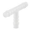 Ein weißer Plastik-T-förmiger Verbinder mit gerifften Enden, der zum Verbinden von drei flexiblen Schläuchen oder Schlauchsystemen in medizinischen oder laborspezifischen Umgebungen verwendet wird.