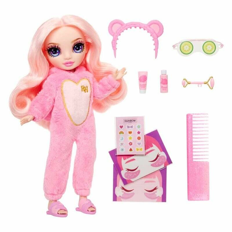 Rosa-haariger Puppe in einem flauschigen Ganzkörperpyjama mit Zubehör: Bärenhaar-Stirnband, Augenklappe, Spielzeug-Kosmetika, Aufkleber, Karten und Kamm.