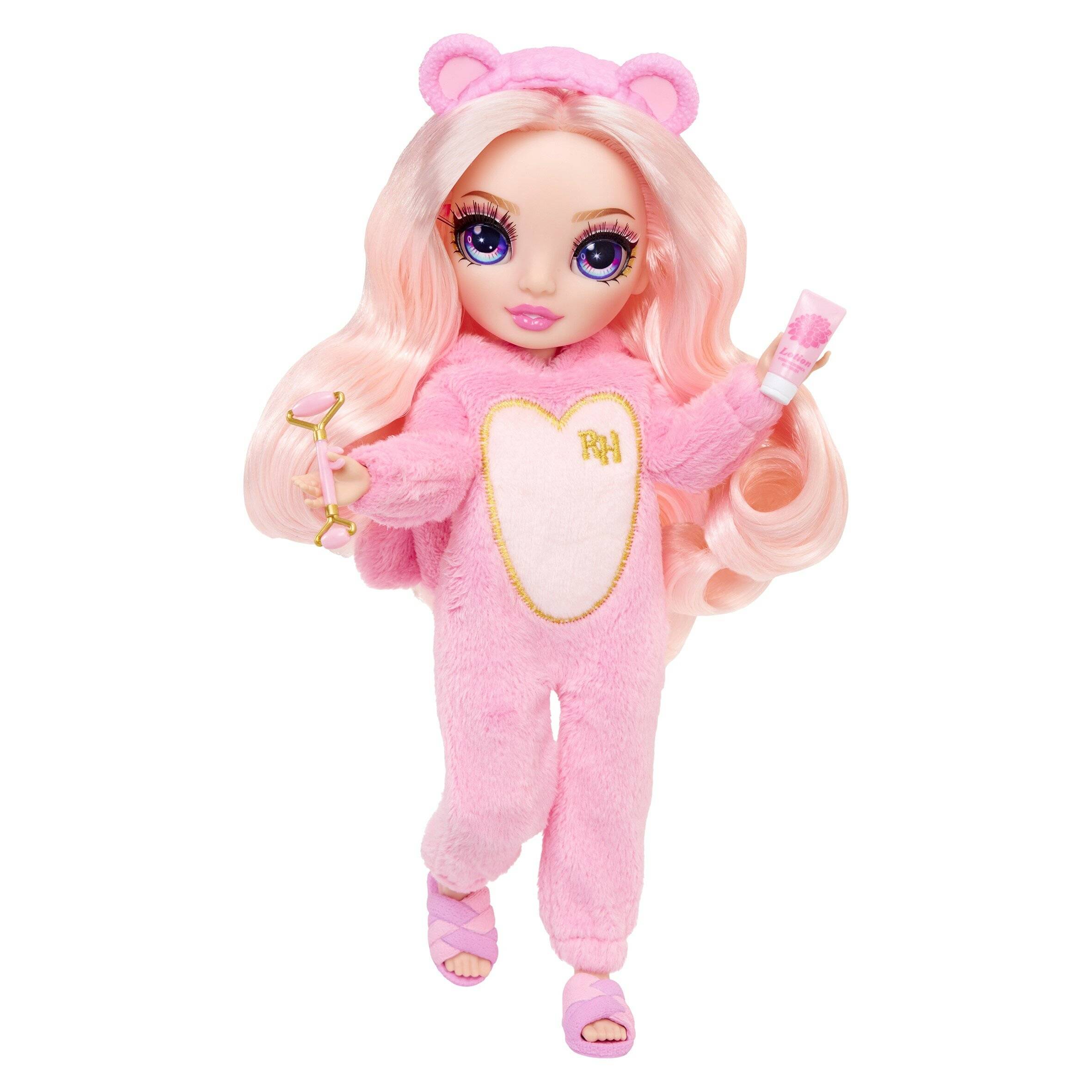 Rosafarbene Plüschpuppe mit langen pastellfarbenen Haaren, Bärenohren und großen violetten Augen, die einen flauschigen rosa Ganzkörperpyjama trägt und ein kleines Accessoire hält.