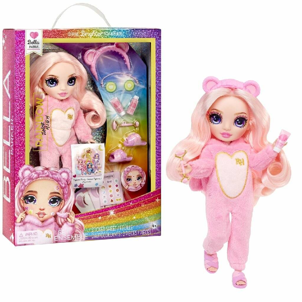 Modepuppe mit rosa Haaren in einem rosa Bären-Onesie, dargestellt neben ihrer Schachtel mit Regenbogenverzierungen und zubehör wie Rucksack, Schuhe und Make-up-Artikel.