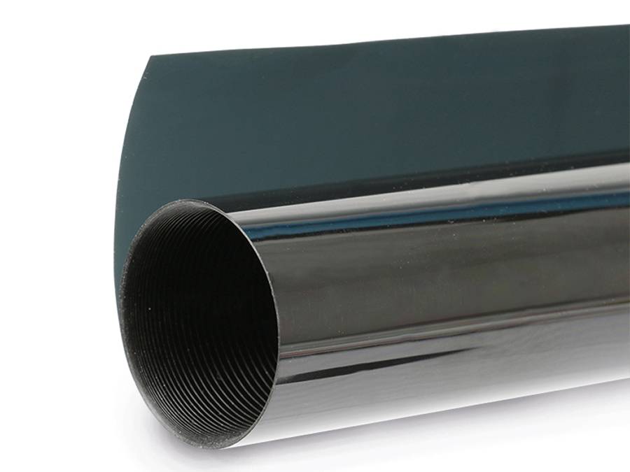 Ein glänzendes, reflektierendes zylindrisches Metallrohr ist vor einem einfachen weißen Hintergrund abgebildet, wobei seine Textur und Krümmung hervorgehoben werden.