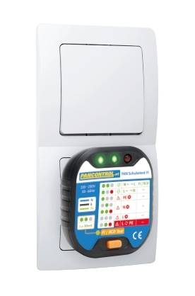 Eine Nahaufnahme eines RAN-Steckdosentester, der in eine Wandsteckdose eingesteckt ist, mit Spannungsindikatoren und Testresultatsleuchten für elektrische Sicherheit.