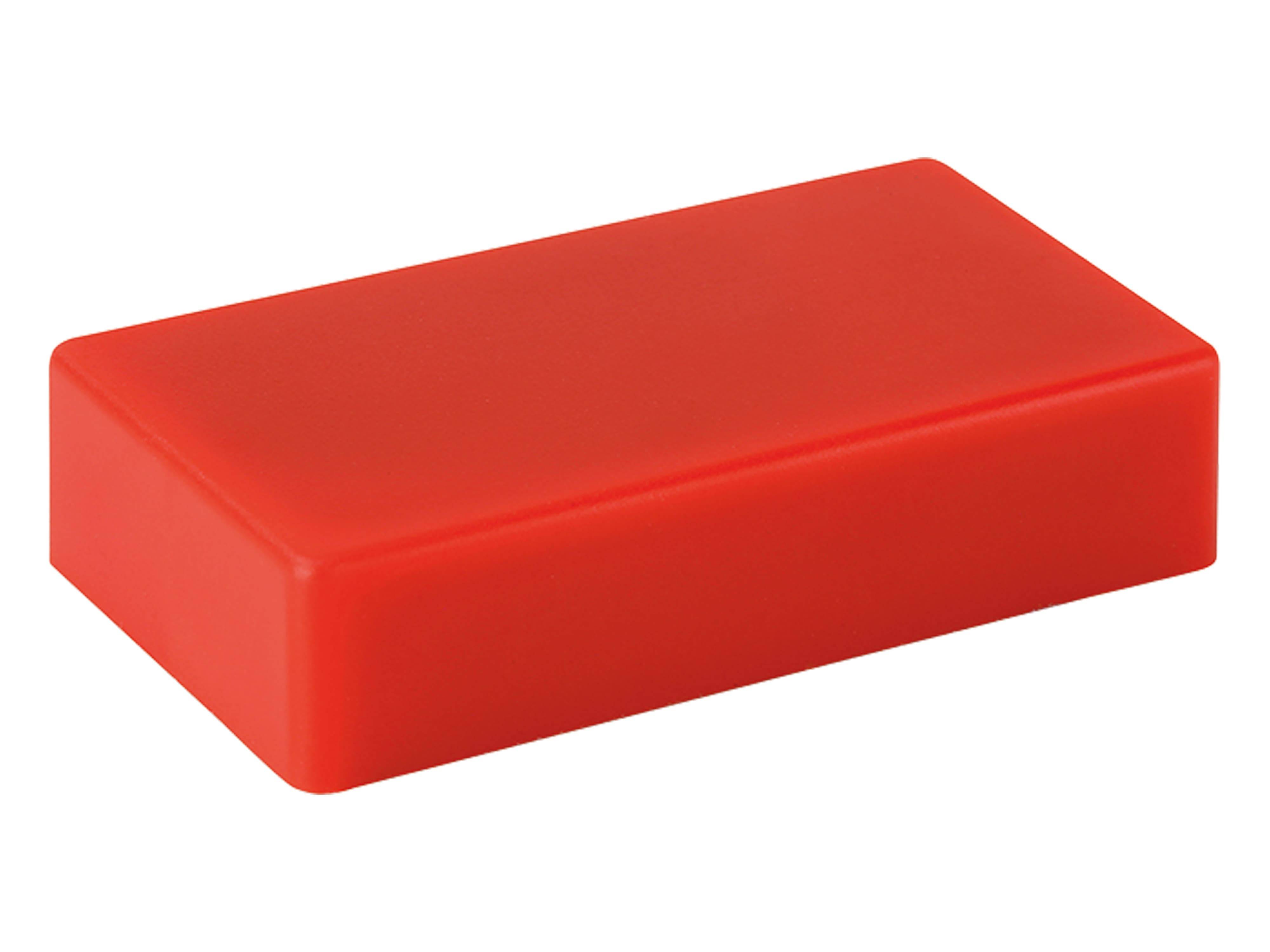 Ein massiver roter rechteckiger Block, leicht geneigt mit glatten Kanten, vor einem einfachen weißen Hintergrund.