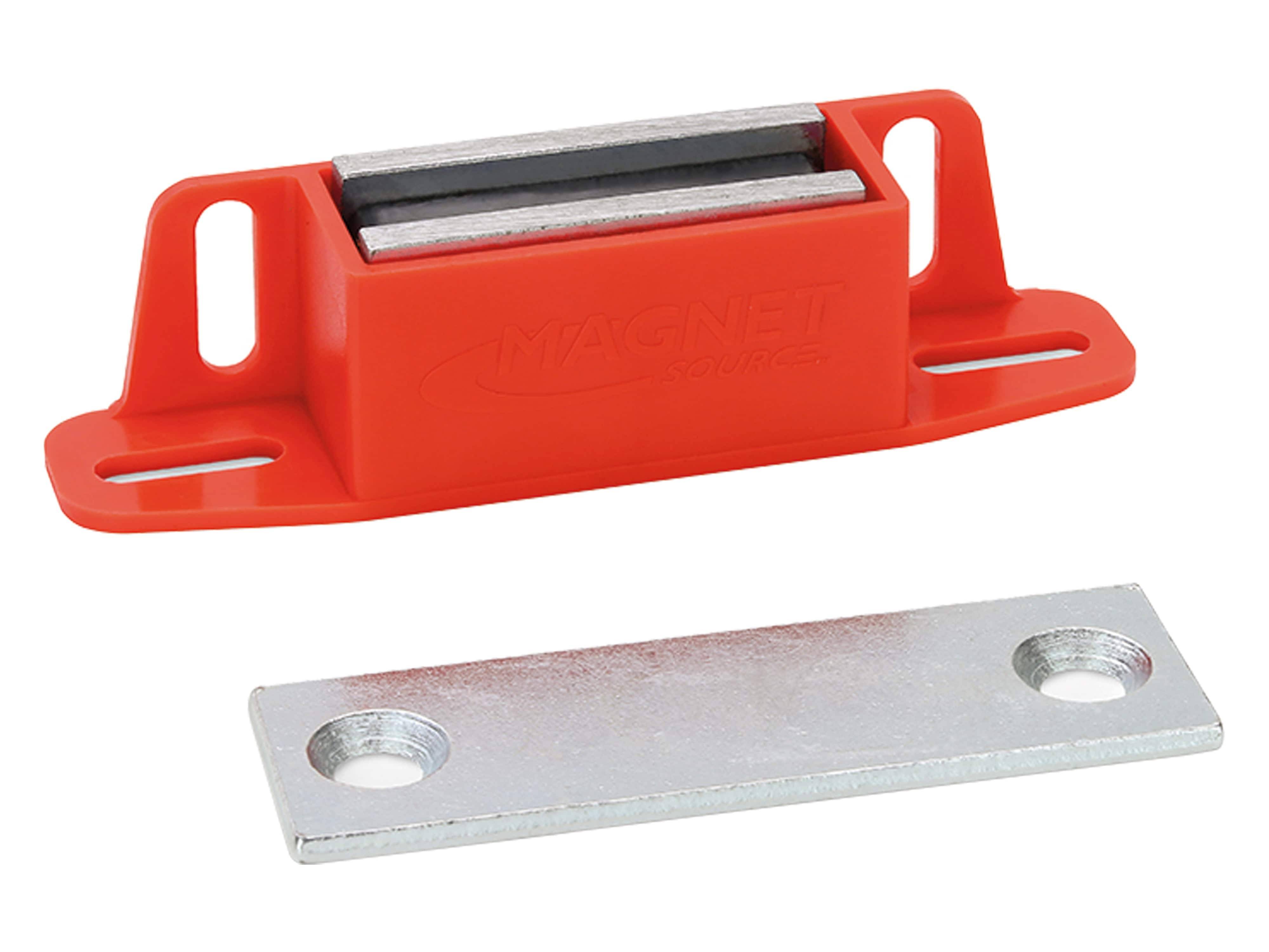 Ein roter magnetischer Verschluss mit der Bezeichnung 