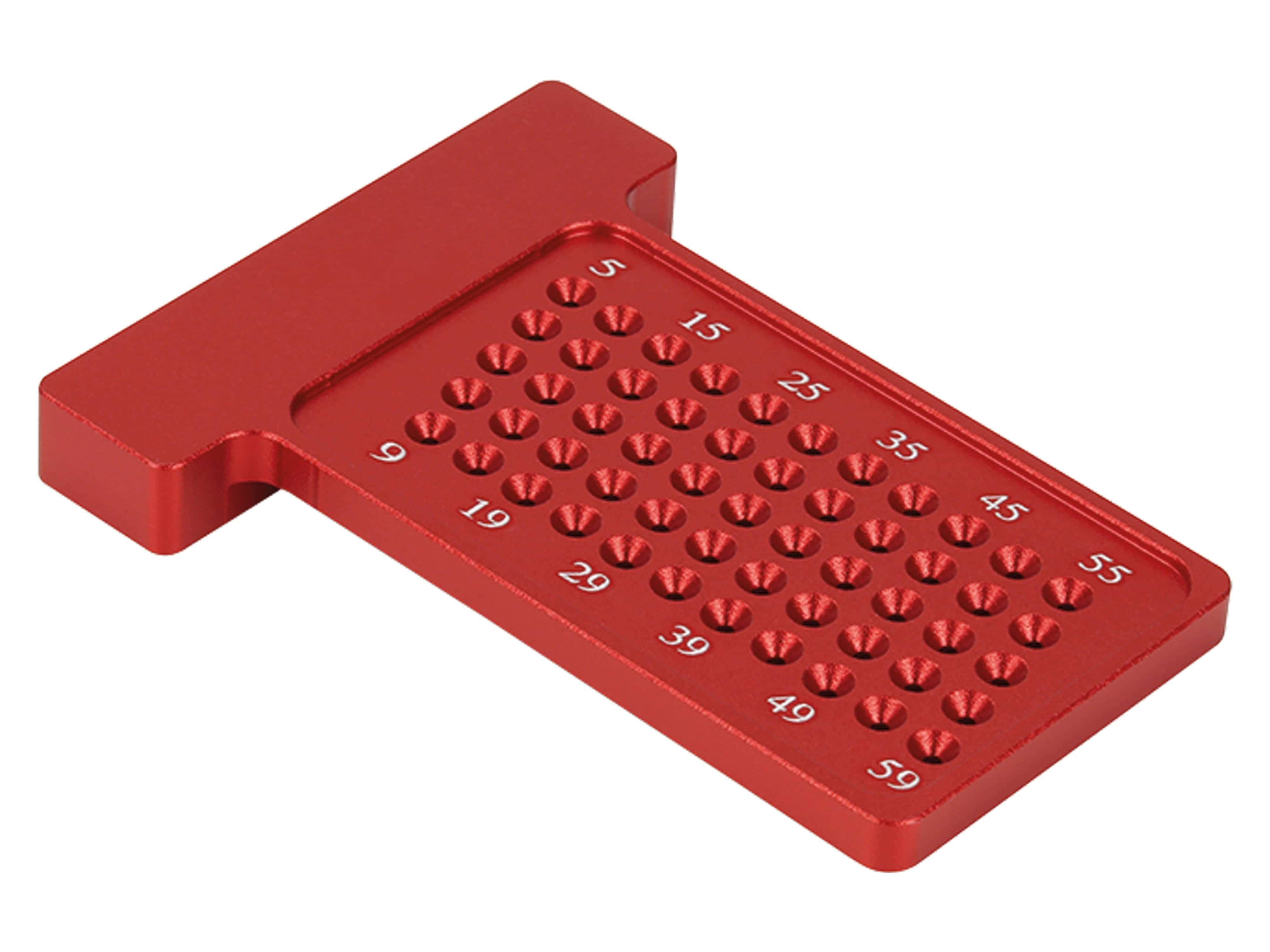 Ein rotes Metalltool mit einem Gitter aus nummerierten Löchern von 5 bis 59, angeordnet in 10 Reihen, das zum Organisieren oder Bemessen von kleinen Gegenständen verwendet wird.
