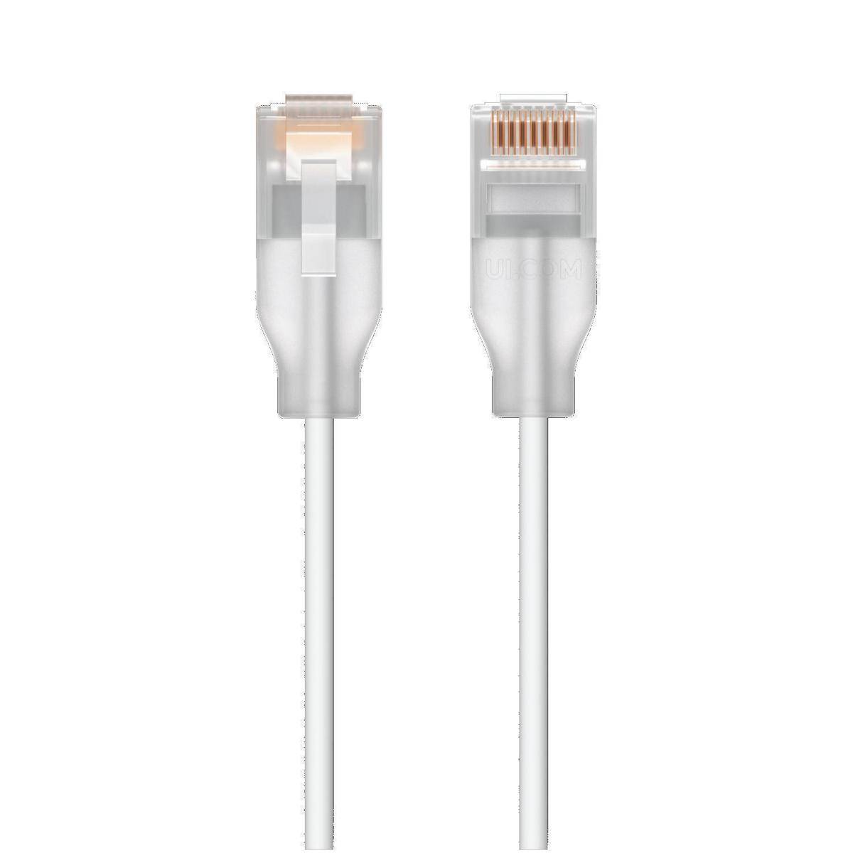 Zwei transparente Ethernet-Kabelstecker, Vorder- und Seitenansicht, die Metallkontakte und Kunststoffgehäuse für Datenkonnektivität zeigen.