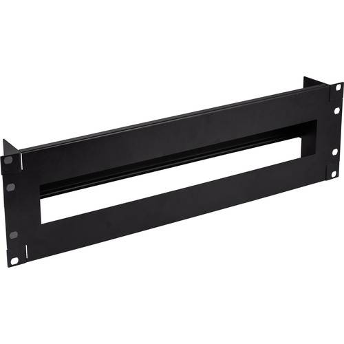 Ein schwarzes Metallrackeinbau-Bedienfeld mit einem horizontalen rechteckigen Ausschnitt, das für die Installation von Server- oder Audiogeräten konzipiert ist.