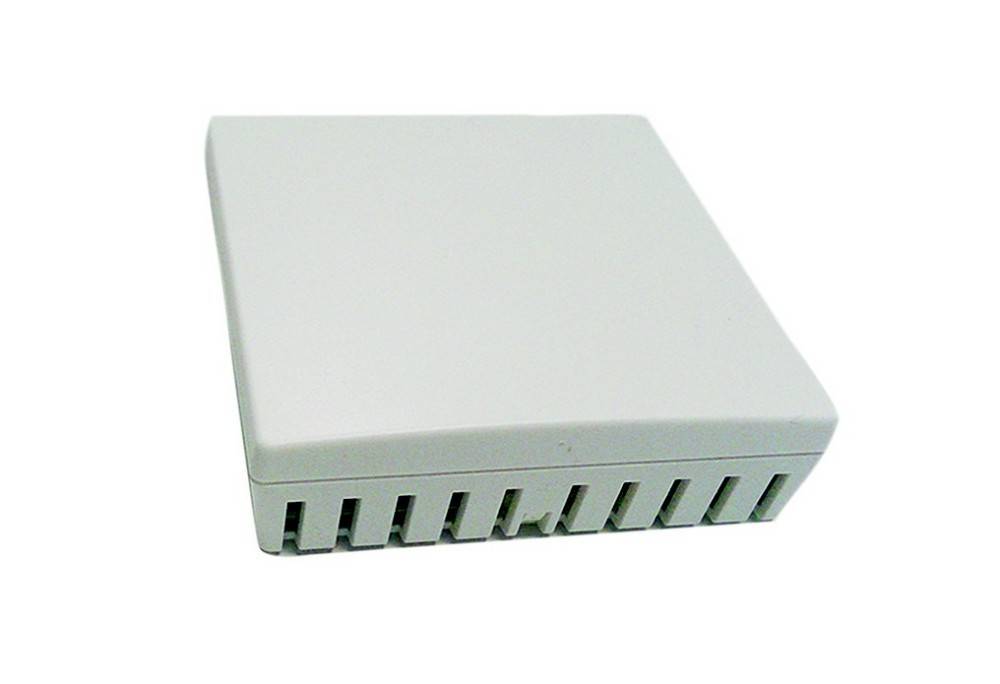 Ein weißes rechteckiges Gerät mit Lüftungsschlitzen, höchstwahrscheinlich ein wandmontierter Thermostat oder Sensor.