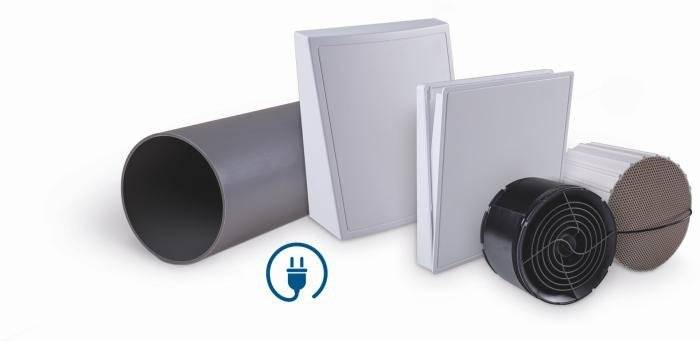 HVAC-Luftfilter und Kanalkomponenten auf weißem Hintergrund dargestellt, einschließlich eines Metallkanals, rechteckiger Filter und runder Filterpatronen.