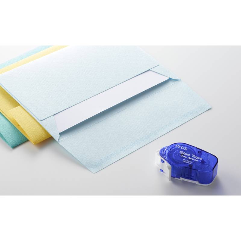 Ein geöffneter Umschlag mit einem Stapel farbiger Papiere neben einem Klebebandspender mit der Aufschrift 