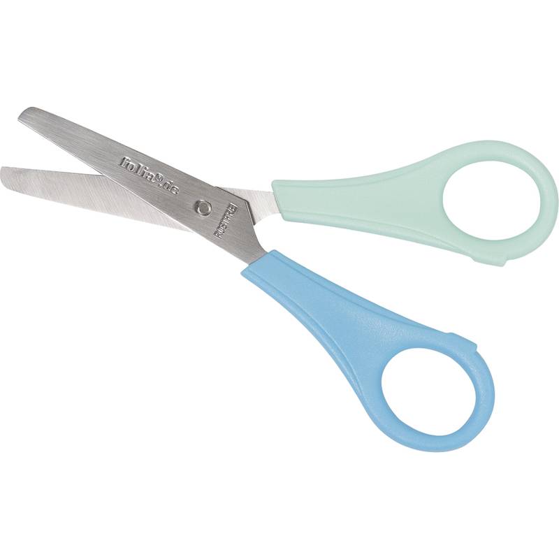 Eine Schere mit blauem und hellgrünem Griff, geschlossen auf einem weißen Hintergrund liegend.