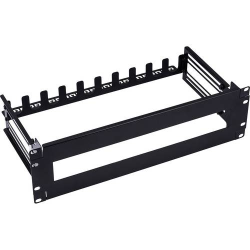 Eine schwarze Metallkabelführungshalterung mit mehreren Schlitzen, die zur Organisierung von Kabeln in einem Serverrack ausgelegt ist.