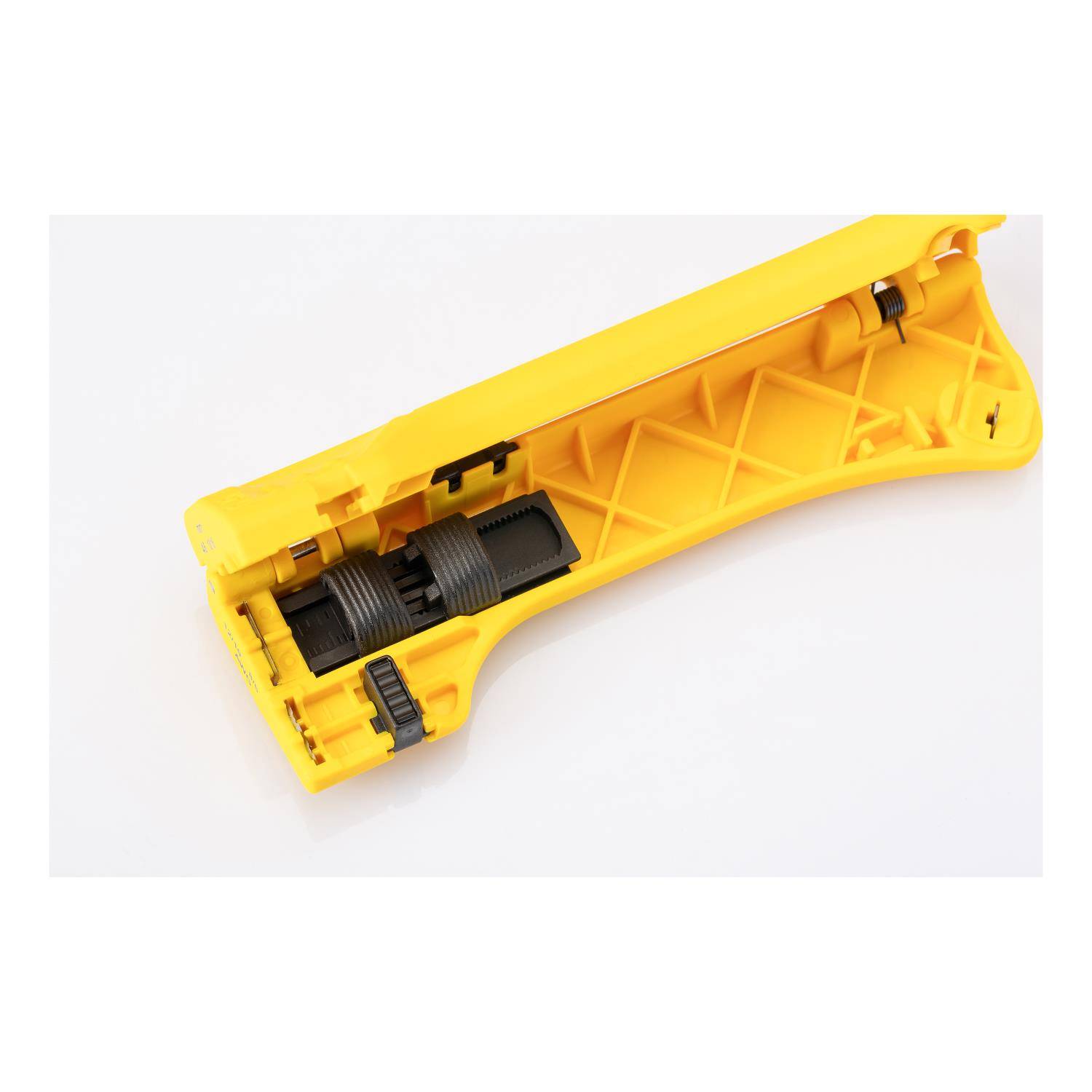 Ein graues, rechteckiges Kunststoff-Elektrogehäuse mit gerillten Seiten und leicht geneigtem Dach, das zum Schutz von Elektroverbindungen verwendet wird.