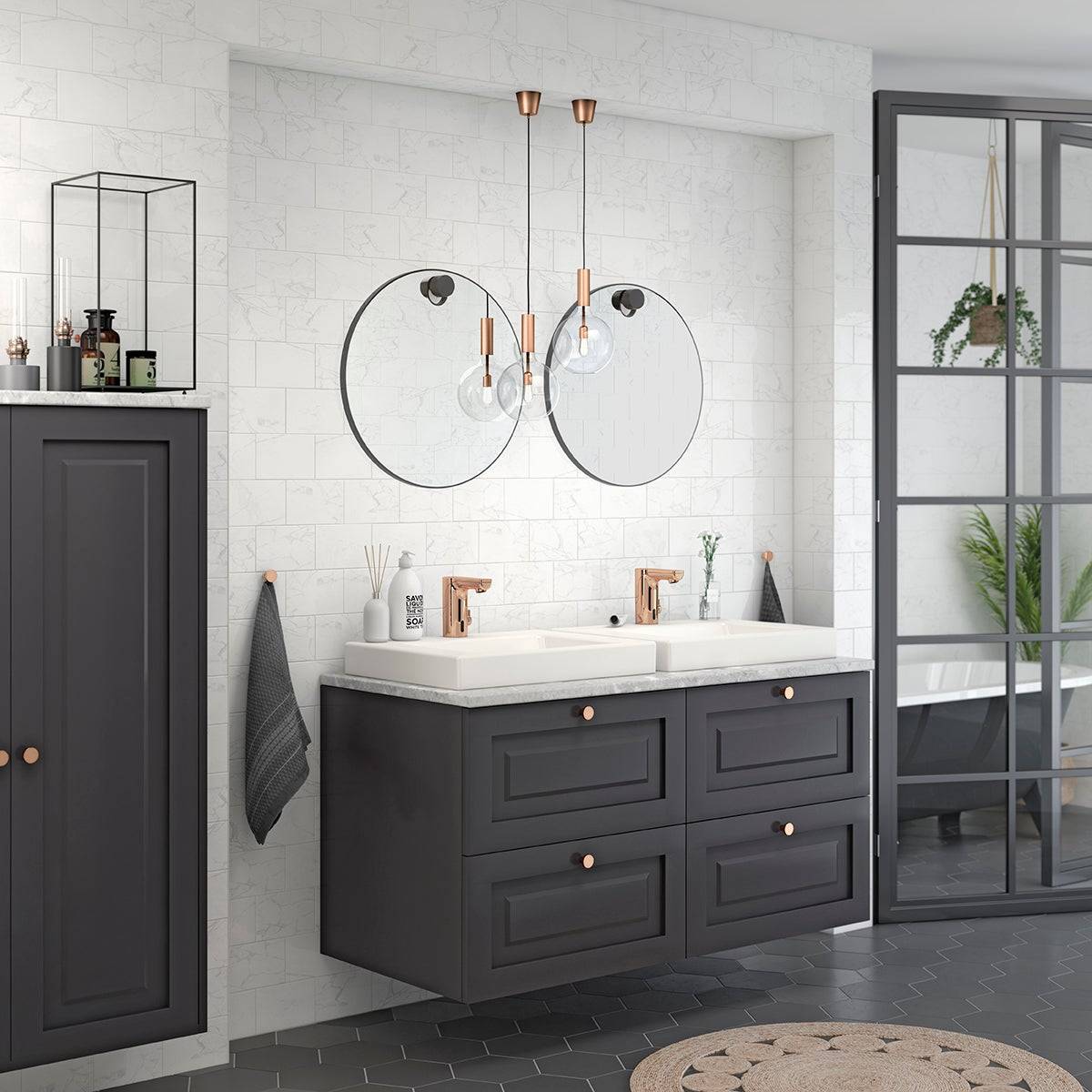 Modernes Badezimmer mit dunklem Doppelwaschbecken, runden Spiegeln im Doppelformat, Pendelleuchten und einer schwarzgerahmten Glasschiebetür neben einem hohen Schrank.