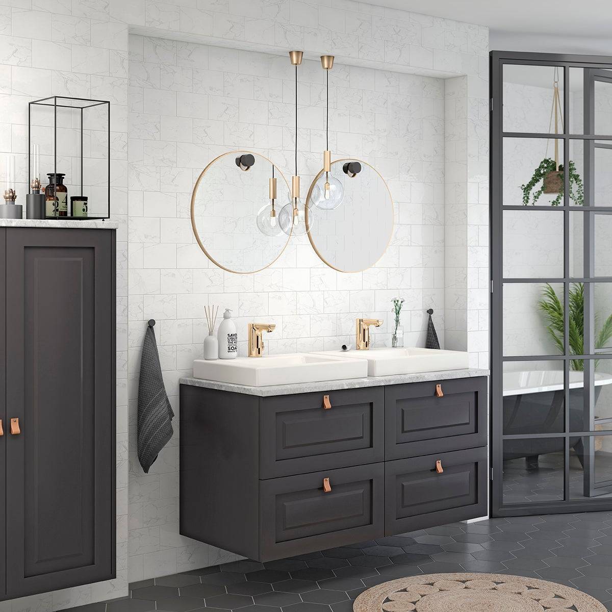 Modernes Badezimmer mit dunklem Doppelwaschtisch, zwei runden Spiegeln, hängenden Goldleuchten und schwarzgerahmter Glastür zur Dusche vor weißen Fliesenwänden.