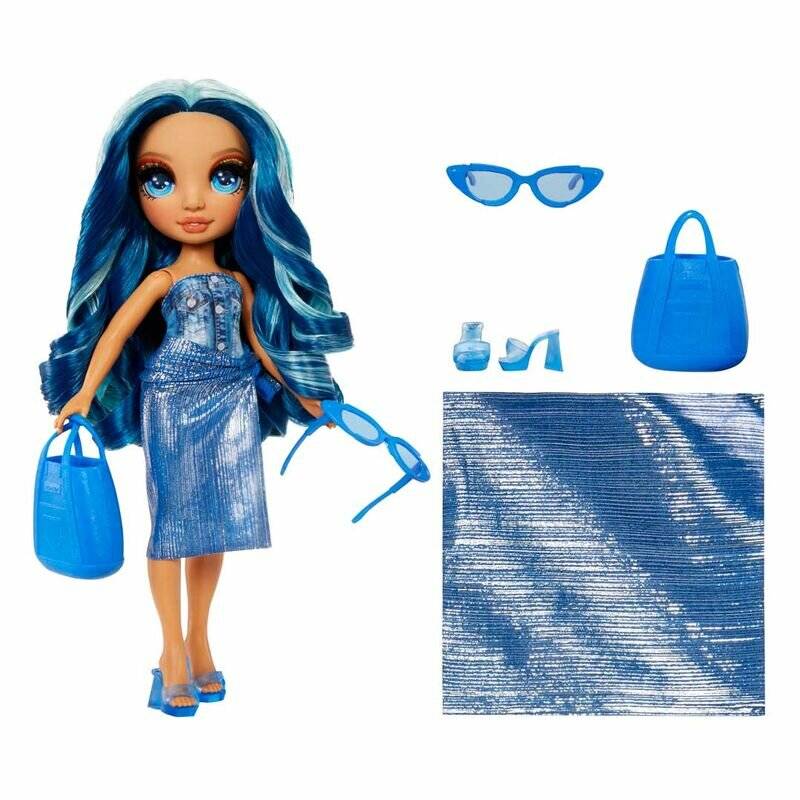 Puppe mit blauen Haaren in einem glitzernden blauen Kleid mit passendem Portemonnaie und Schuhen, gezeigt mit zusätzlicher blauer Brille, Tasche und Stoffmuster.