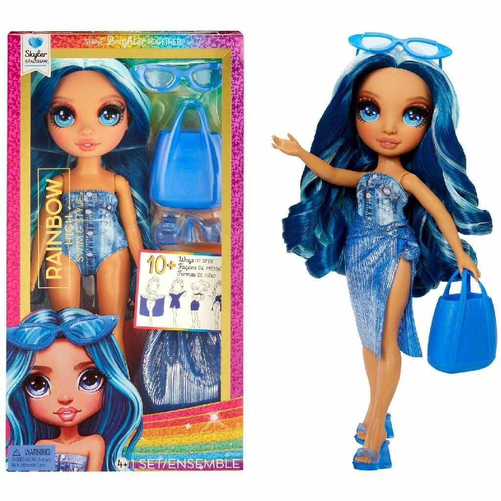Puppe mit blauen Haaren in Jeans-Outfit, gezeigt in Verpackung mit blauen Accessoires einschließlich Schuhen, Tasche und Brille.