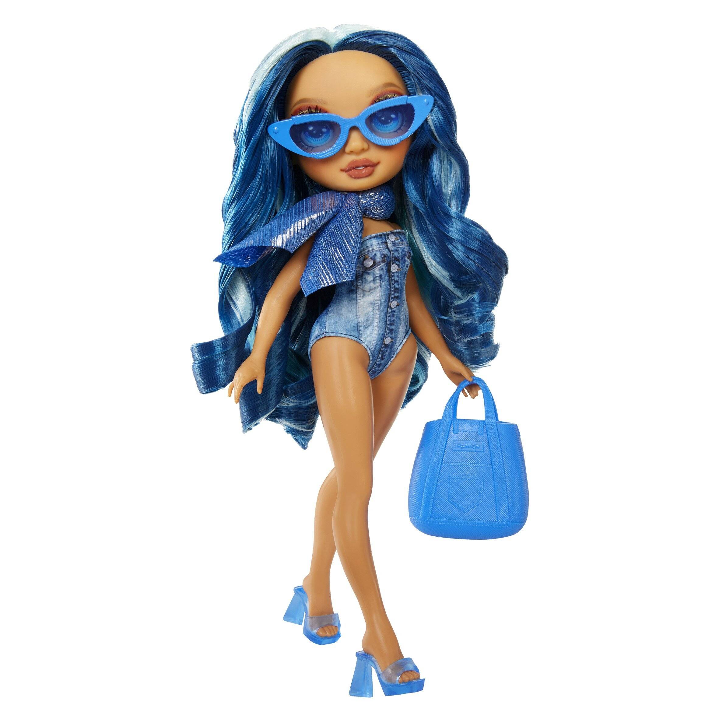 Modepuppe mit langen blauen Haaren, blauen Sonnenbrillen, Jeansoutfit und passendem blauen Handtuch und Absätzen auf weißem Hintergrund.