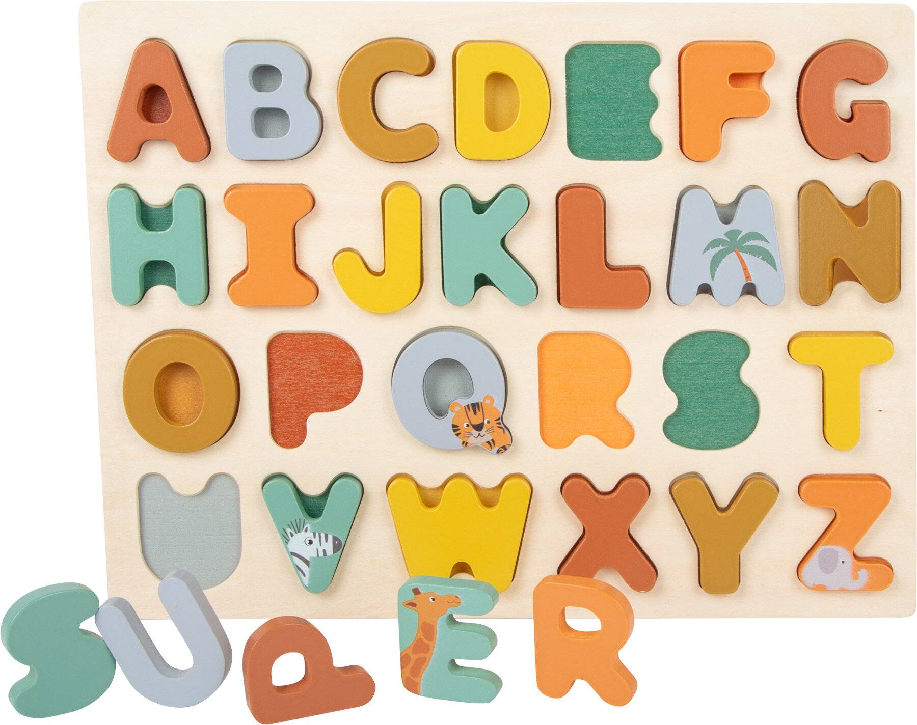 Bunte Holzpuzzleteile des Alphabets in Reihen angeordnet, einige Buchstaben mit Tierillustrationen versehen, auf hellem Hintergrund.