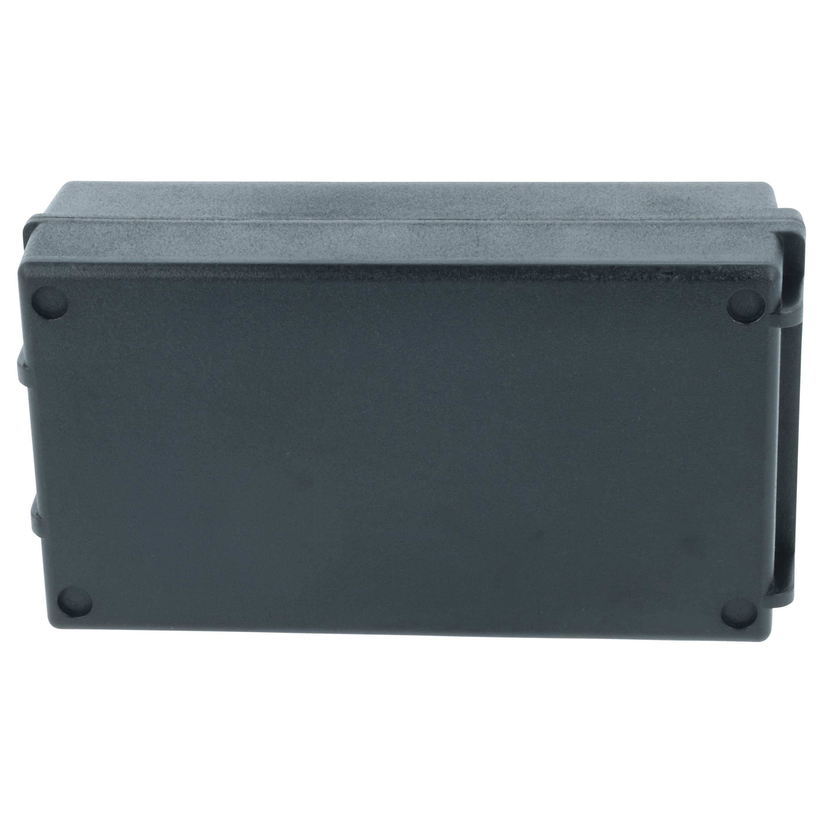 Eine schwarze rechteckige elektronische Gehäusebox mit abgerundeten Ecken und Schraubenbefestigungen an jeder Ecke.